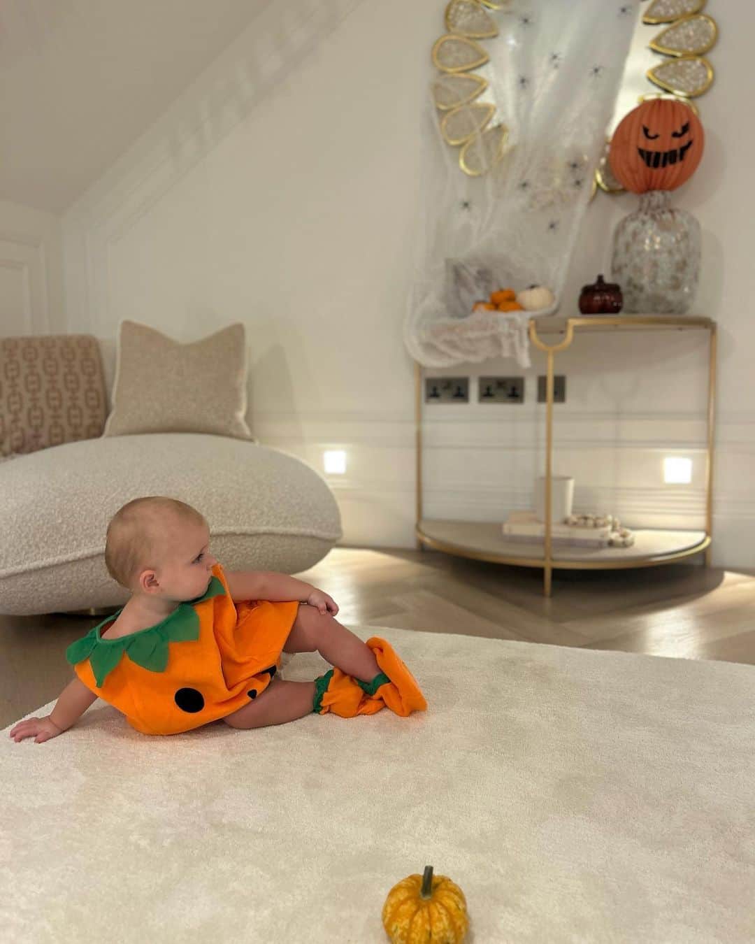 ビリー・フェアーズのインスタグラム：「Ooh Lala pumpkin 🎃😂🫶🏼🧡  The pose 😂😂🎃 my baby pumpkins first Halloween 🧡」