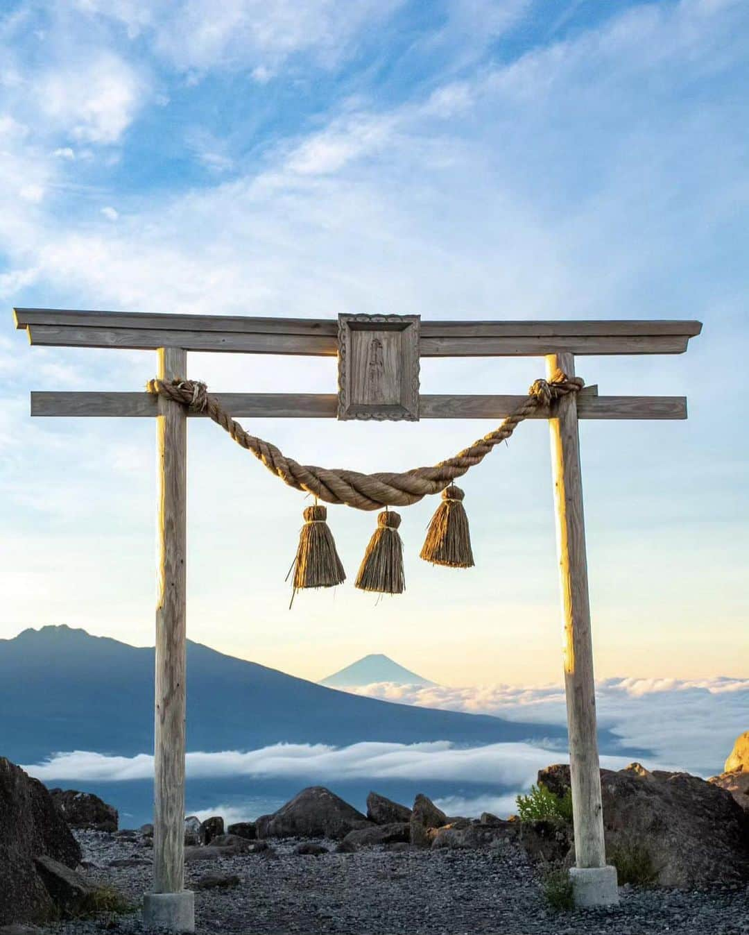 ?長野県 観光 公式インスタグラム のインスタグラム：「// Photo by @moco.0420  山頂に鎮座 「車山神社」 ＠茅野市   日本百名山「霧ヶ峰」の主峰 「車山」の山頂に建つ「車山神社」   360度の大パノラマを見渡せることから “天空の神社”ともいえるようなロケーションです😀✨️   空を突き上げるようにして立つ 4本の御柱と併せ、  車山のシンボルとなっています💕✨️  ＝＝＝＝＝＝＝＝＝  Kurumayama Shrine (Chino City)  Kurumayama Shrine sits atop the 1,925-meter-high peak of Mt. Kurumayama in Kirigamine Kogen, one of Japan’s Hyakumeizan (top 100 mountains).  From this “shrine in the sky,” you can see 360-degree panoramic views.  The shrine and its four wooden pillars, thrust into the sky, are a symbol of Kurumayama.  ＿＿＿＿＿＿＿＿＿　  Location / Chino City , Nagano , Japan   #おうちでながの #長野のいいところ #車山神社 #茅野市  ＿＿＿＿＿＿＿＿＿  🍁インスタアワード秋冬⛄作品募集中📷  #長野の列車旅秋冬 撮影場所(長野県内に限ります) をキャプションに入れて 応募期間（10/16～1/31）に投稿してください。 優秀作品に選ばれると 長野県特産品セットをプレゼント🎁」