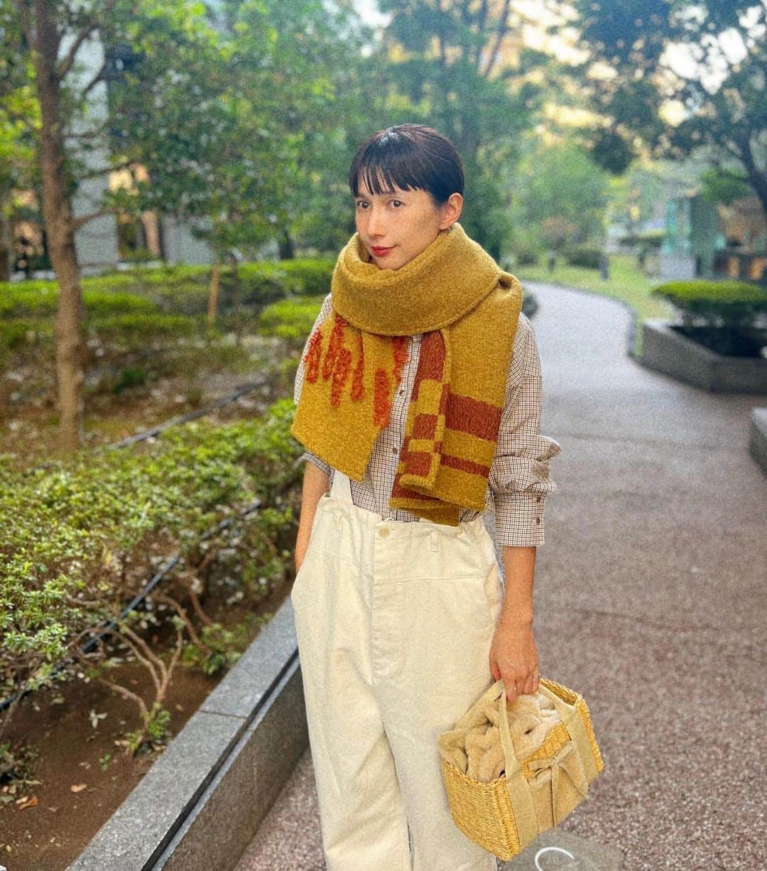 kazumiのインスタグラム：「打ち合わせの日のコラボ私服コーデ💛🧡 大変ありがたいことに 完売していた😭🙏 @crahug.official × @pols_pols ×kazumi 初コラボストール2色が 本日再入荷したよ🧣 お買い求めくださった皆さま ありがとうございます😭❤️ . 迷うわ〜！の方は 次回の再入荷は未定だそうなので この機会に是非🙇🏻‍♀️✨  @studioclip ×kazumiモカシンショートブーツは 今日はブラウンを🤎 @shinzone_official のブラウス @humanwoman_official のサロペットを合わせたよ🤍  . #crahug#pols#studioclip#kazumiコラボ #shinzone#muun#humanwoman#kazumi#outfit#私服#wear#cordinate」
