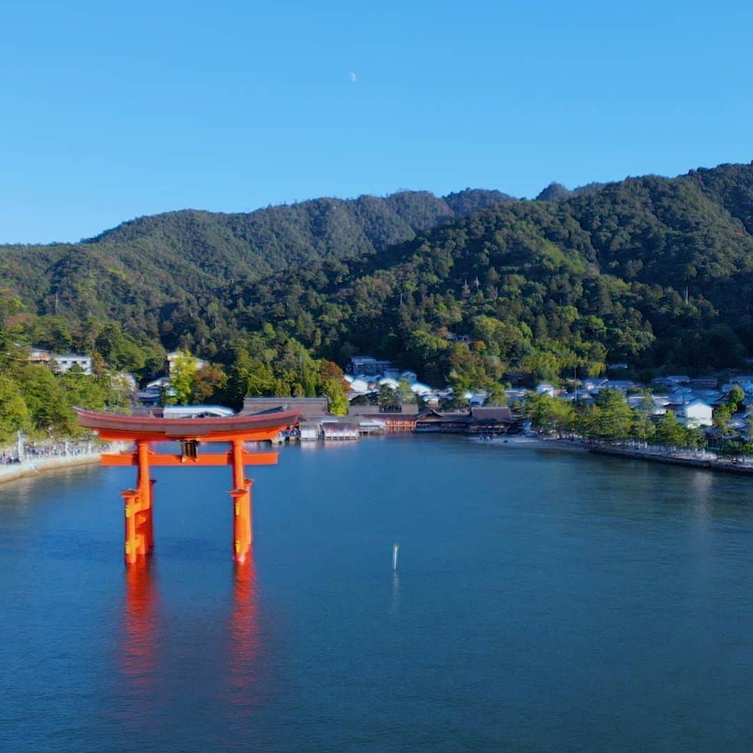 フジテレビ「空旅をあなたへ」さんのインスタグラム写真 - (フジテレビ「空旅をあなたへ」Instagram)「今週木曜日22:54〜の「空旅をあなたへ」は、 アーティスト・平原綾香が巡る、 広島県・宮島✈️  瀬戸内海に浮かぶ、宮島🏝️ 古より、神が宿る島として伝えられています☺️  １４００年以上前に創建されたとされた、 世界文化遺産「嚴島神社」⛩️  島全体が、神そのものと考えられ、 建物は、島を傷つけないよう、 海の上に建てられたと言われています✨  天気にも恵まれ、とても綺麗な景色に 平原さんも感激🤩されていました。  時を超えた美しさに出逢う　 宮島の空旅が始まります。  是非ご覧ください！  #平原綾香 さん #広島県 #宮島 #廿日市市 #嚴島神社 #空旅をあなたへ #soratabi #撮影 #撮影オフショット」11月1日 16時51分 - soratabi_fuji