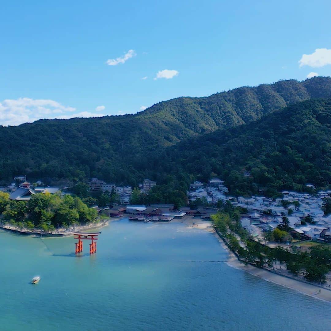 フジテレビ「空旅をあなたへ」さんのインスタグラム写真 - (フジテレビ「空旅をあなたへ」Instagram)「今週木曜日22:54〜の「空旅をあなたへ」は、 アーティスト・平原綾香が巡る、 広島県・宮島✈️  瀬戸内海に浮かぶ、宮島🏝️ 古より、神が宿る島として伝えられています☺️  １４００年以上前に創建されたとされた、 世界文化遺産「嚴島神社」⛩️  島全体が、神そのものと考えられ、 建物は、島を傷つけないよう、 海の上に建てられたと言われています✨  天気にも恵まれ、とても綺麗な景色に 平原さんも感激🤩されていました。  時を超えた美しさに出逢う　 宮島の空旅が始まります。  是非ご覧ください！  #平原綾香 さん #広島県 #宮島 #廿日市市 #嚴島神社 #空旅をあなたへ #soratabi #撮影 #撮影オフショット」11月1日 16時51分 - soratabi_fuji