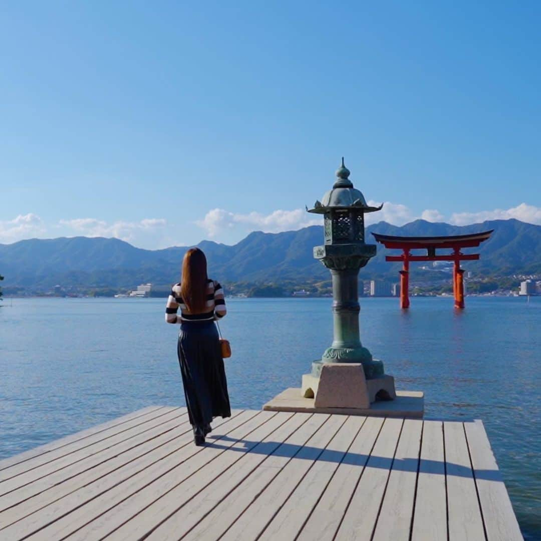 フジテレビ「空旅をあなたへ」さんのインスタグラム写真 - (フジテレビ「空旅をあなたへ」Instagram)「今週木曜日22:54〜の「空旅をあなたへ」は、 アーティスト・平原綾香が巡る、 広島県・宮島✈️  瀬戸内海に浮かぶ、宮島🏝️ 古より、神が宿る島として伝えられています☺️  １４００年以上前に創建されたとされた、 世界文化遺産「嚴島神社」⛩️  島全体が、神そのものと考えられ、 建物は、島を傷つけないよう、 海の上に建てられたと言われています✨  天気にも恵まれ、とても綺麗な景色に 平原さんも感激🤩されていました。  時を超えた美しさに出逢う　 宮島の空旅が始まります。  是非ご覧ください！  #平原綾香 さん #広島県 #宮島 #廿日市市 #嚴島神社 #空旅をあなたへ #soratabi #撮影 #撮影オフショット」11月1日 16時51分 - soratabi_fuji