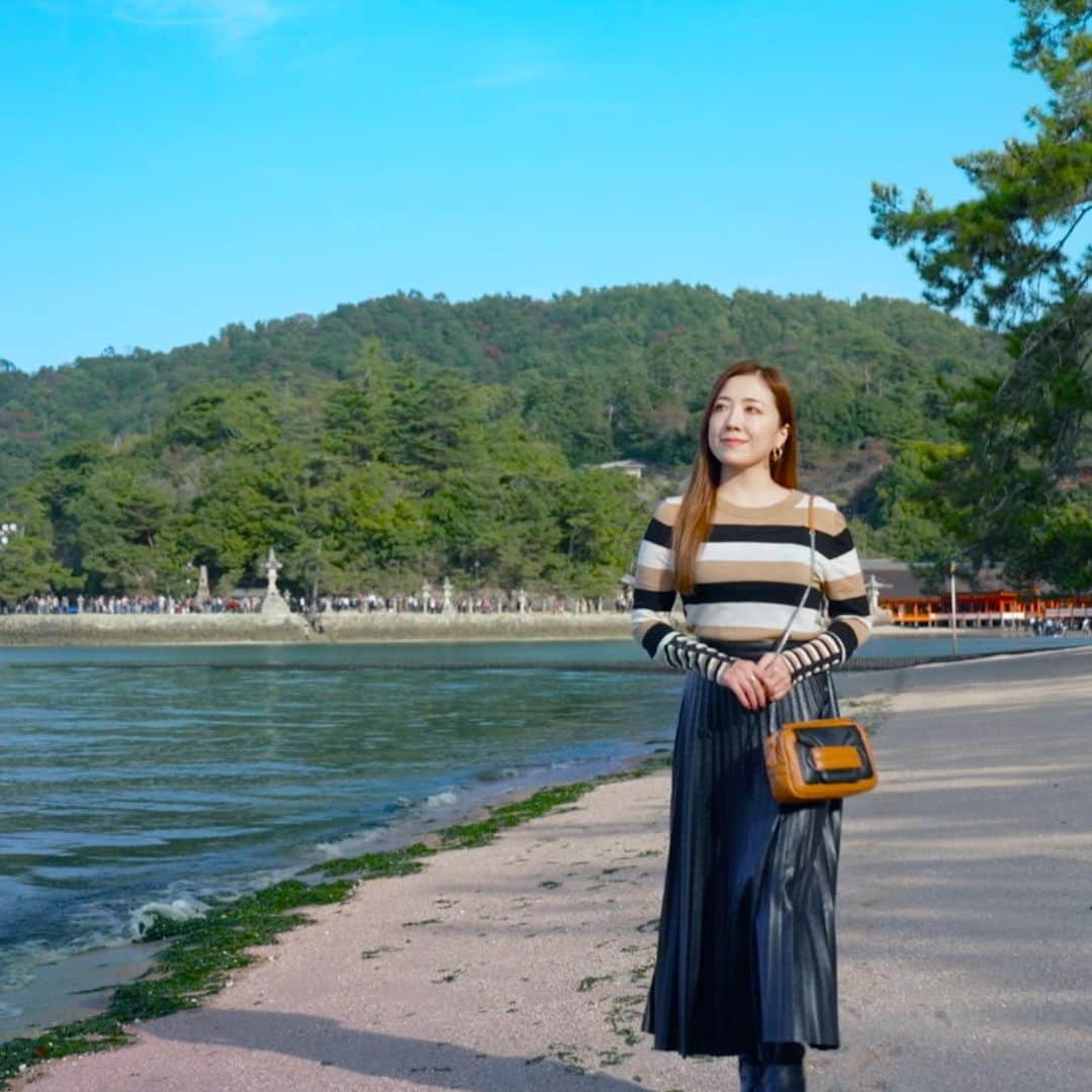 フジテレビ「空旅をあなたへ」さんのインスタグラム写真 - (フジテレビ「空旅をあなたへ」Instagram)「今週木曜日22:54〜の「空旅をあなたへ」は、 アーティスト・平原綾香が巡る、 広島県・宮島✈️  瀬戸内海に浮かぶ、宮島🏝️ 古より、神が宿る島として伝えられています☺️  １４００年以上前に創建されたとされた、 世界文化遺産「嚴島神社」⛩️  島全体が、神そのものと考えられ、 建物は、島を傷つけないよう、 海の上に建てられたと言われています✨  天気にも恵まれ、とても綺麗な景色に 平原さんも感激🤩されていました。  時を超えた美しさに出逢う　 宮島の空旅が始まります。  是非ご覧ください！  #平原綾香 さん #広島県 #宮島 #廿日市市 #嚴島神社 #空旅をあなたへ #soratabi #撮影 #撮影オフショット」11月1日 16時51分 - soratabi_fuji