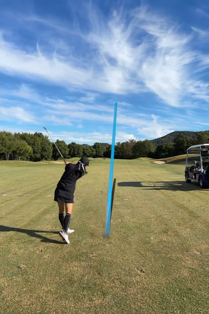 板倉由姫乃のインスタグラム：「アイアンショット⛳️  狙った方向に行ってくれると 本当気分いい！笑  今の時期最高🥺 暑くもなく寒くもなく...☺️  ウェアはフットジョイ！ @footjoy.japan   . #ゴルフウェア #フットジョイ #ゴルフ場 #ゴルフ #ママゴルフ #ゴルファー」