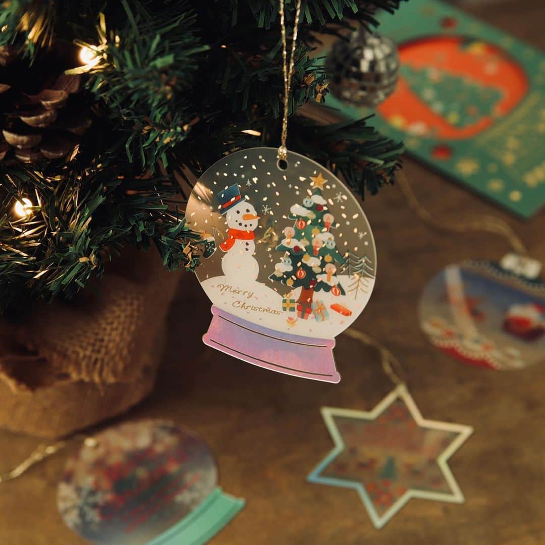 RYU-RYUさんのインスタグラム写真 - (RYU-RYUInstagram)「🎄新商品のお知らせ🎄 . 【クリスマスタグカード】 . こんばんは！ 本日は新商品のクリスマスカードをご紹介します🎅 . クリスマスオーナメントの形をした ミニサイズのタグカードです🌲 . 透け感を楽しめる透明素材に、 見る角度によって色が変わる ホログラム箔を施しています✨ . 付属のメッセージカードと一緒に プレゼントに添えたり、 ラッピングのタグにもオススメです🎁 . タグカードには紐がついていますので ツリーのオーナメントとしても お楽しみ頂けます😊 . 【クリスマスタグカード(ミニ)】 タグカード1枚/封筒1枚/メッセージカード1枚 本体価格280円＋税 . こちらの商品は リュリュのオンラインショップ 『リュリュマーケット』でも ご購入頂けます😊 画像の商品タグまたは プロフィール画面から アクセスしてくださいね🎅 . #ryuryu #リュリュ #雑貨 #ステーショナリー #文具 #クリスマス #クリスマスカード #クリスマスツリー #オーナメント #プレゼント #ミニカード #タグカード #ラッピング #ホログラム #サンタクロース #ギフト #ジングルベル #メリークリスマス #グリーティングカード #グリーティング」11月1日 16時58分 - ryuryu_zakka