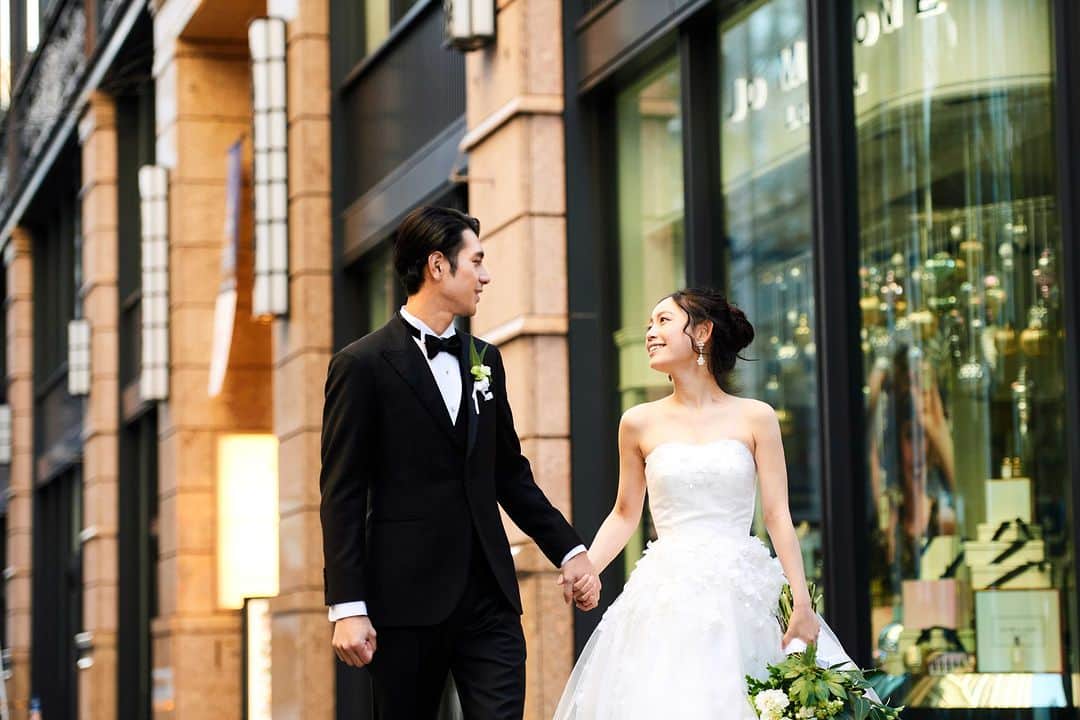 東京會舘本舘ウエディングさんのインスタグラム写真 - (東京會舘本舘ウエディングInstagram)「@tokyokaikan_wedding .——————————. * 数々の花嫁を魅了してきた 異国情緒ある街並み。  おふたりの思い出の場所で残すフォトは 生涯宝物のような思い出に。 * ——————————. #東京會舘 #tokyo #関東花嫁 #weddingdress #東京花嫁 #wedding #dress #ウェディングドレス #プレ花嫁 #卒花 #結婚式場 #日本中のプレ花嫁さんと繋がりたい #結婚式準備 #ウェディングレポ #ブライダルフェア #チャペル #結婚式 #パーティ #披露宴 #weddingparty #結婚式場探し #大正ロマン #ウェディング #式場探し #式場見学 #ウェディングフォト #結婚式前撮り #ロケーションフォト #フォト構図 #2024春婚」11月1日 17時00分 - tokyokaikan_wedding