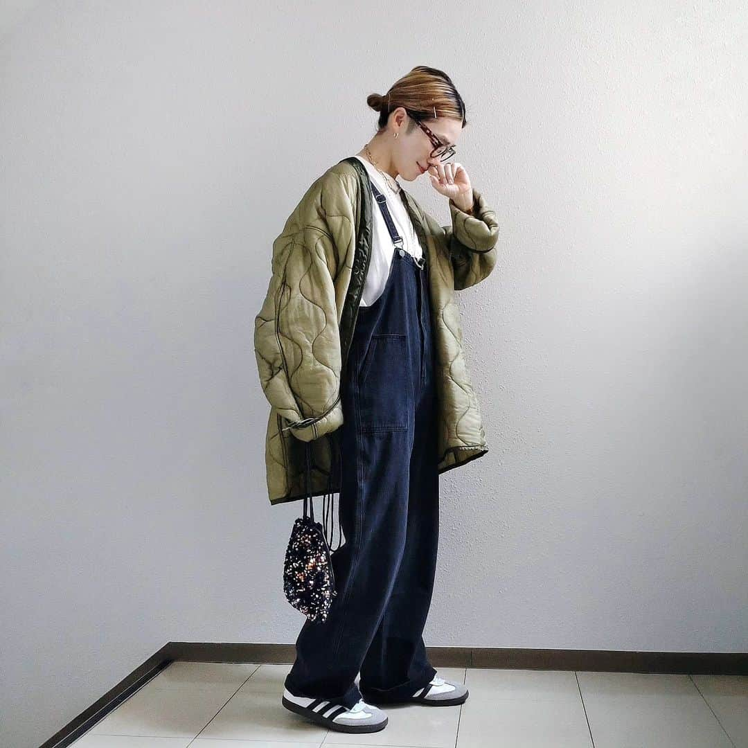 aakoakooさんのインスタグラム写真 - (aakoakooInstagram)「. . . ブラックデニムのサロペット @select.shop.jbg . . フロントジップで着脱しやすい〜 ゆったりとしてるけど、ただ大きいだけにならない落ち感がたまらなく良い♡ . . . . . #サロペット#デニムコーデ#ブラックデニム#カジュアル#サロペットコーデ#シンプルコーデ#キルティングコート#freaksstore#adidas#samba」11月1日 17時01分 - aakoakoo