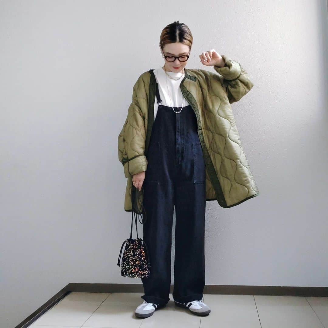 aakoakooのインスタグラム：「. . . ブラックデニムのサロペット @select.shop.jbg . . フロントジップで着脱しやすい〜 ゆったりとしてるけど、ただ大きいだけにならない落ち感がたまらなく良い♡ . . . . . #サロペット#デニムコーデ#ブラックデニム#カジュアル#サロペットコーデ#シンプルコーデ#キルティングコート#freaksstore#adidas#samba」