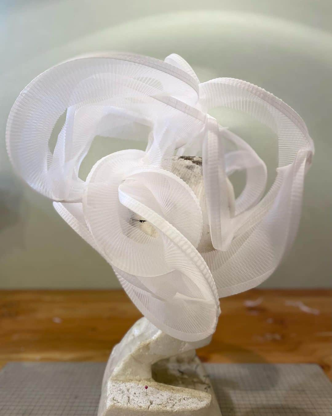 ARAKI SHIROさんのインスタグラム写真 - (ARAKI SHIROInstagram)「-headpiece making/white ver.-  The custom-made headpiece would be all constructed with the spiral pleated parts. I am really interested in the process of controlling spiral details into organic shapes.  #ARAKISHIRO  #emergingdesigner #upnextdesigner #fashionforbankrobbers #emergingfashion #conceptualfashion  #upcomingdesigner #fabricmanipulation #sculptural #headpieces」11月1日 17時01分 - arakishiro