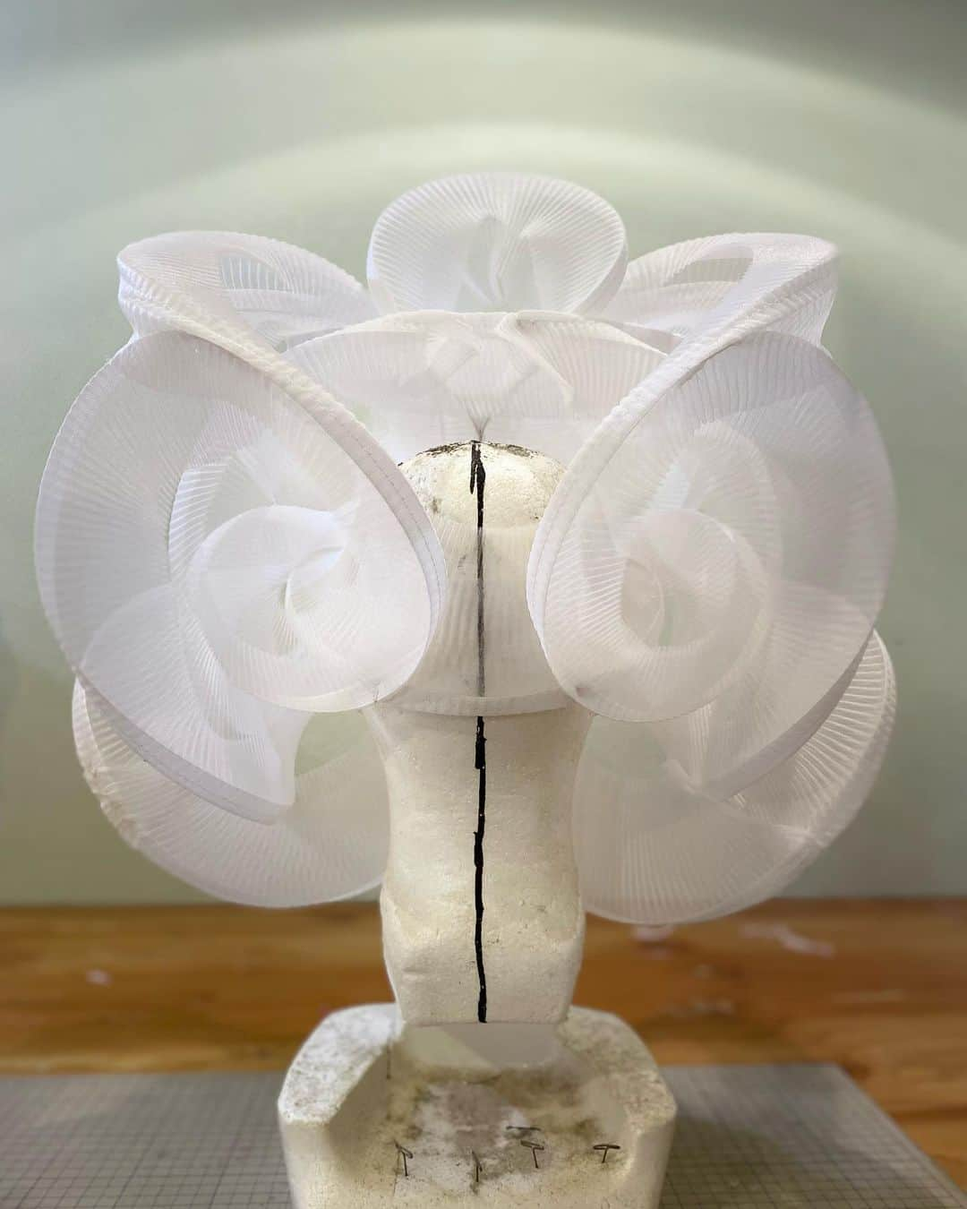 ARAKI SHIROさんのインスタグラム写真 - (ARAKI SHIROInstagram)「-headpiece making/white ver.-  The custom-made headpiece would be all constructed with the spiral pleated parts. I am really interested in the process of controlling spiral details into organic shapes.  #ARAKISHIRO  #emergingdesigner #upnextdesigner #fashionforbankrobbers #emergingfashion #conceptualfashion  #upcomingdesigner #fabricmanipulation #sculptural #headpieces」11月1日 17時01分 - arakishiro