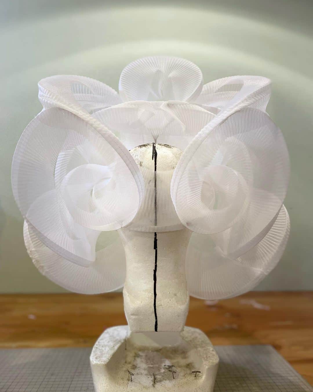 ARAKI SHIROのインスタグラム：「-headpiece making/white ver.-  The custom-made headpiece would be all constructed with the spiral pleated parts. I am really interested in the process of controlling spiral details into organic shapes.  #ARAKISHIRO  #emergingdesigner #upnextdesigner #fashionforbankrobbers #emergingfashion #conceptualfashion  #upcomingdesigner #fabricmanipulation #sculptural #headpieces」