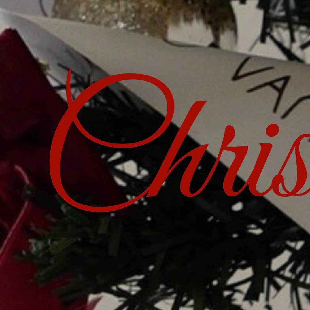 Vannie Officialのインスタグラム：「2023.12.9(sat.)  VANNIE U初めての Christmas Party 2023 ブランドで初となるイベント開催が決定！🎅🏼 美味しい食べ物と飲み物を ご用意してお待ちしておりますので ゲームやスタッフとの交流で楽しい時間を 過ごしませんか？🎄.* 皆様のご参加お待ちしております🦌  ━━━━━━━━━━━━━━━ 1部 12:00〜13:30 2部 14:00〜15:30 3部 16:00〜17:30  応募期間 11.1 19:00〜11.5 23:59 当選発表 11.7  参加費 500円 ※現金のみ、入場時にお支払い  場所 恵比寿ガーデンプレイス   センタープラザ B1  ━━━━━━━━━━━━━━━ ◎パーティー内容  ・ビンゴ大会(景品あり🎁) ・ケータリング ・オケージョン先行販売 特典:￥1000OFF  当日持ち帰り可 ・サンプルセール(今季の新作メイン) ￥1000〜2000  1人2点まで  ・スタッフと写真撮影、お話会  ※オケージョン、サンプル品の支払い方法 ・現金 ・クレジットカード（VISA/JCB/Master/AMEX/銀聯） ・QUICPay ・QR決済(PayPay/楽天pay/d払い/auPAY/WechatPay)   ︎︎ 申し込みはハイライトのストーリーURLより。  ※スタッフの参加に関しましてはnono、ainoのみとなります。  #vannie_u  #ヴァニーユー」