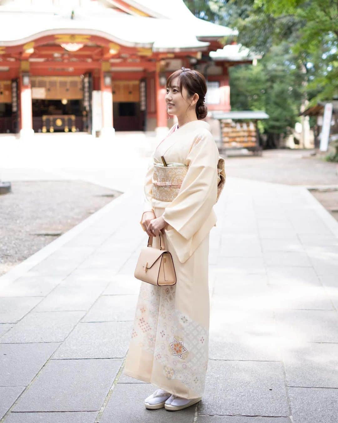 菊地亜美さんのインスタグラム写真 - (菊地亜美Instagram)「もう一つ七五三⛩️ 私はこんな感じにしました👘✨ クリーム系で、全体的に明るく見えるように重ね襟と帯締め、帯揚げもそれぞれ明るめで肌馴染みが良い色をセレクト。  夫はブラック系がよく似合うので、 着物を着る機会ではよくブラックを選んでます✨  娘はカラフルでモダンなお着物に合わせて 髪飾りは作って頂きました🍡🧡  #七五三 #七五三ママコーデ #七五三3歳 #七五三ママ #七五三撮影」11月1日 17時03分 - amikikuchi0905