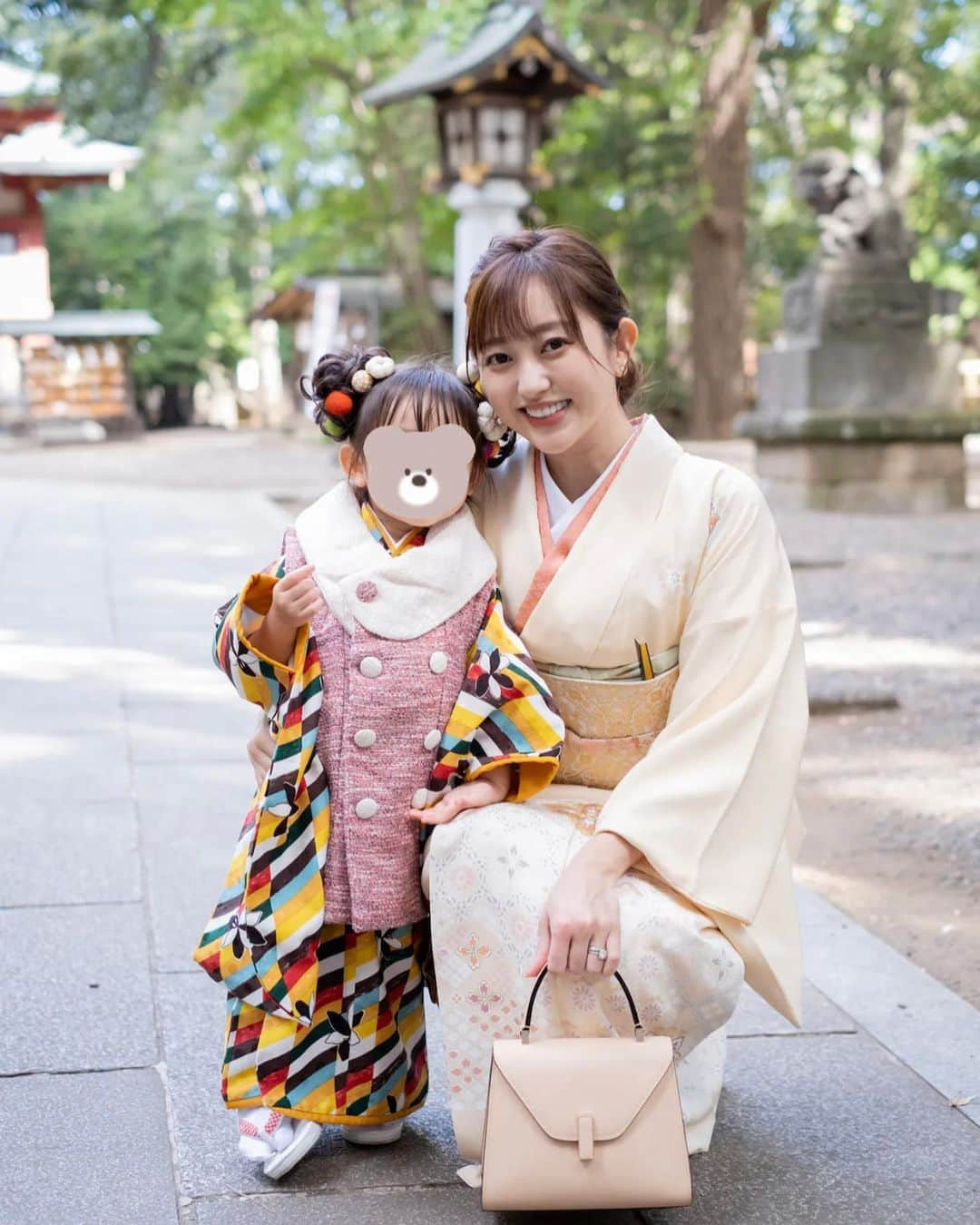 菊地亜美のインスタグラム：「もう一つ七五三⛩️ 私はこんな感じにしました👘✨ クリーム系で、全体的に明るく見えるように重ね襟と帯締め、帯揚げもそれぞれ明るめで肌馴染みが良い色をセレクト。  夫はブラック系がよく似合うので、 着物を着る機会ではよくブラックを選んでます✨  娘はカラフルでモダンなお着物に合わせて 髪飾りは作って頂きました🍡🧡  #七五三 #七五三ママコーデ #七五三3歳 #七五三ママ #七五三撮影」