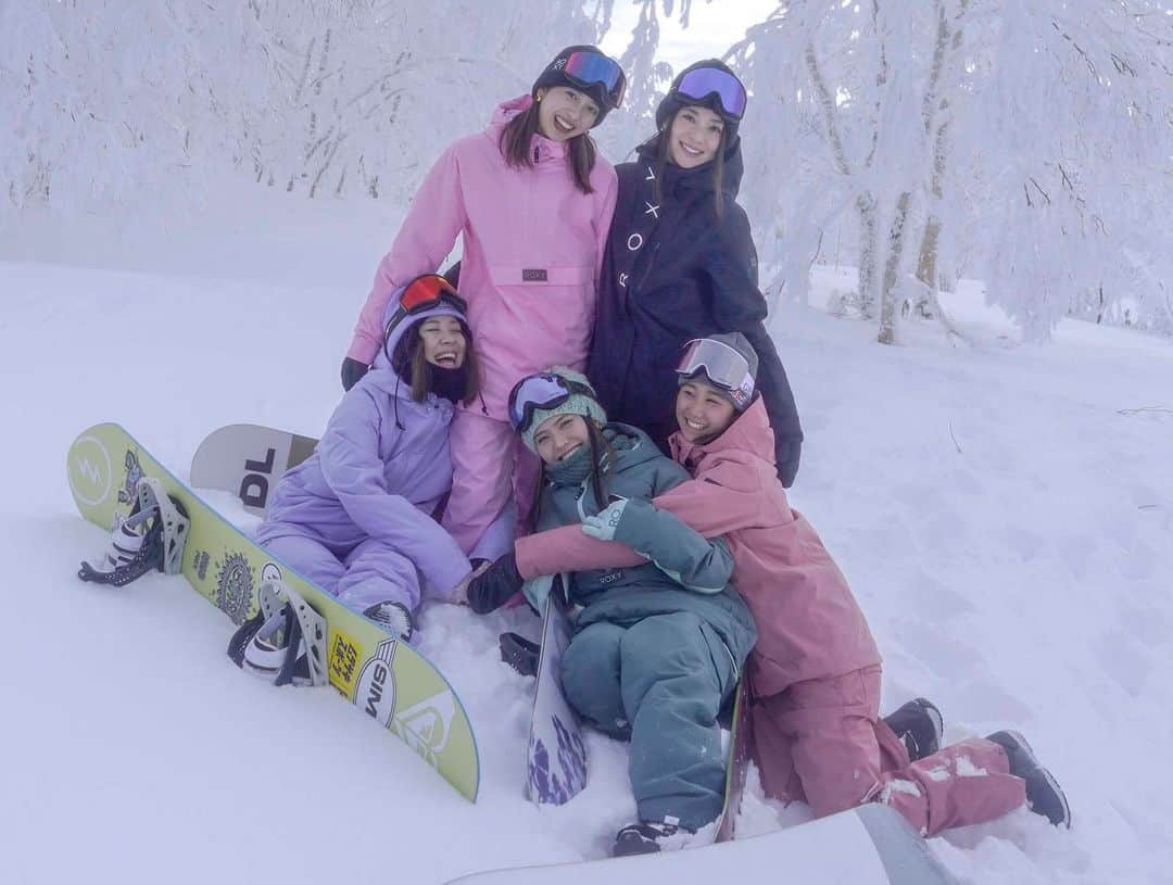 松本遥奈さんのインスタグラム写真 - (松本遥奈Instagram)「もう少しで雪が降りますね☃️ 早く滑りに行きたい！楽しみだなぁ🩵 2枚目の写真好き😽Roxy girls #roxy #roxyjapan #roxysnow  #salomonsnowboardsjapan  #oakleyjapan #oakleysnowboarding  #pr」11月1日 17時04分 - haruna_matsumoto
