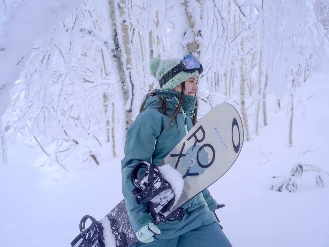 松本遥奈のインスタグラム：「もう少しで雪が降りますね☃️ 早く滑りに行きたい！楽しみだなぁ🩵 2枚目の写真好き😽Roxy girls #roxy #roxyjapan #roxysnow  #salomonsnowboardsjapan  #oakleyjapan #oakleysnowboarding  #pr」