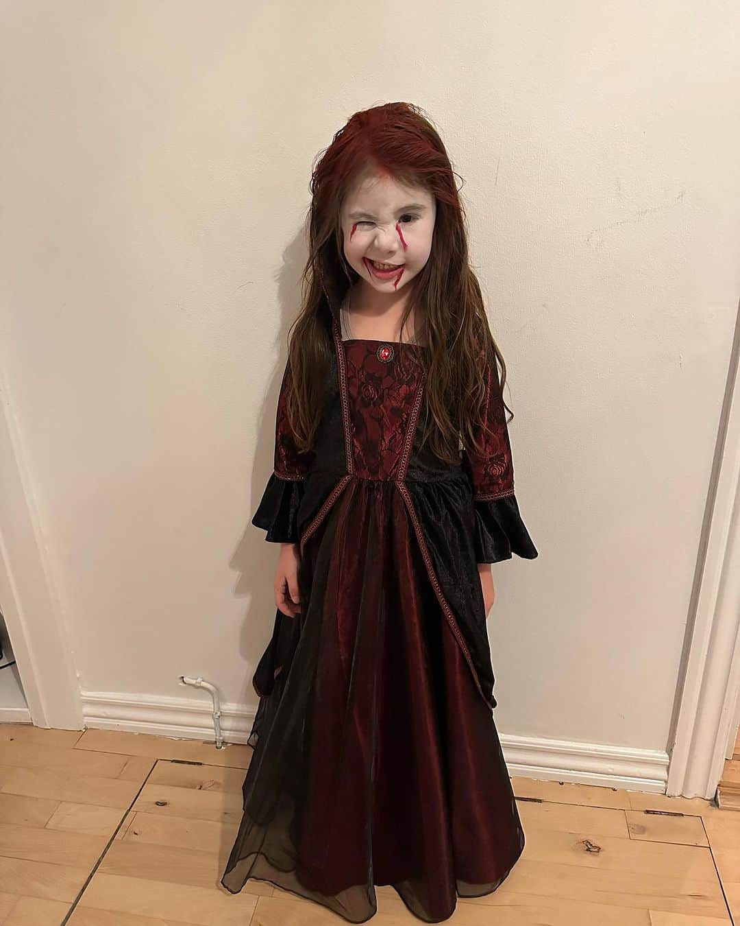 ヤネッテ・オッテセンのインスタグラム：「Godmorgen allesammen 🧡   Håber i havde en fed Halloween i går 🎃 - det havde vi 🫣」