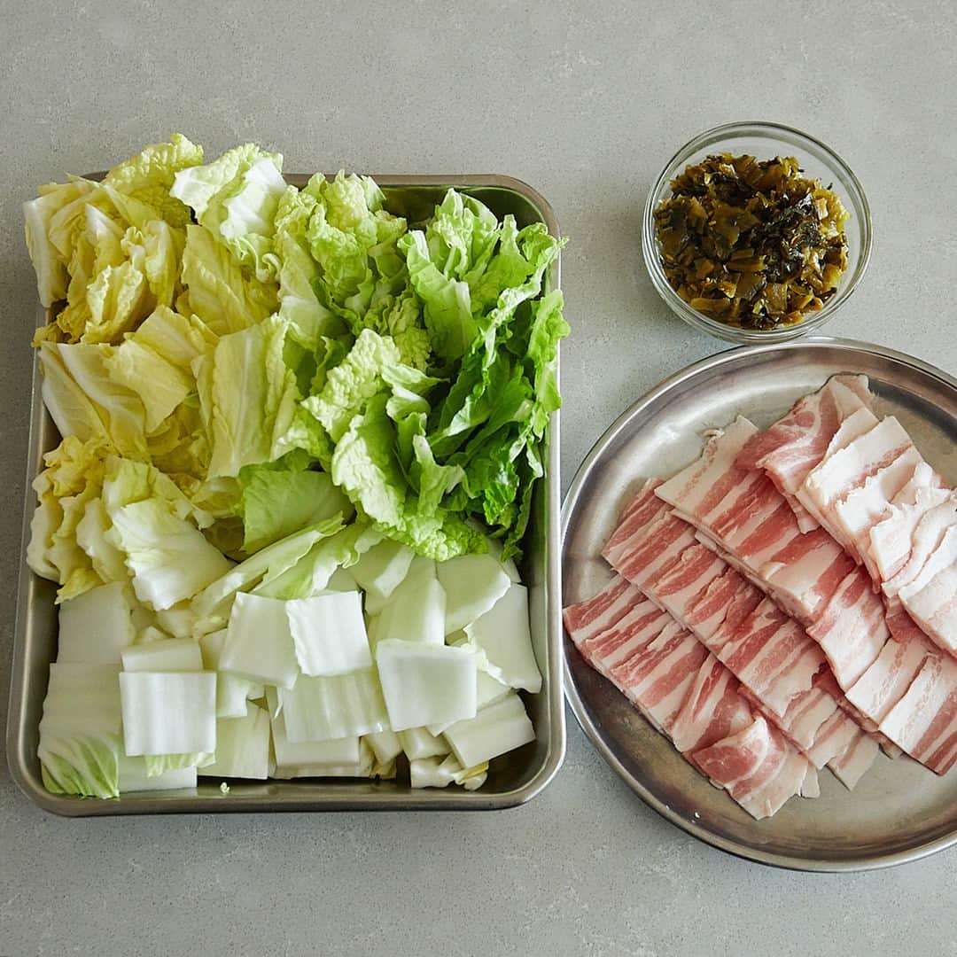 北欧、暮らしの道具店さんのインスタグラム写真 - (北欧、暮らしの道具店Instagram)「【スープレシピ】高菜漬けがおいしさのヒミツ。「白菜と豚バラの中華風スープ」 . - - - - - - - - - - - - - - - - - -  時間のある日に多めに作って、 冷凍ストックしておける。  今回は旬の冬野菜をたっぷり使った、 お財布にも嬉しい「たすかるスープ」を 料理家の市瀬悦子さんに教わっています。  今回は、白菜を使ったボリューム満点のスープです。 . - - - - - - - - - - - - - - - - - - - - - - - 高菜漬けで、コクが出る！ 「白菜と豚バラの中華スープ」 - - - - - - - - - - - - - - - - - - - - - - - 【材料（4食分）】 豚バラ薄切り肉…200g 白菜…1/4個（400g） 高菜漬け…60g ごま油…大さじ2  A 水…800ml 酒…1/4カップ しょうゆ…大さじ1 酢…大さじ2 砂糖…小さじ2 塩…小さじ1/3〜1/2  赤とうがらし…1/2本分の小口切り（好みで）  【作り方】 ❶豚バラ肉は5cm幅に、 白菜は芯を小さめのひと口大、 葉は芯より大きめに切る。  ❷鍋にごま油を入れて中火で熱し、 香りが立ったら豚バラ肉を炒める。 肉の色が変わったら、高菜漬け、白菜の芯を加え、 全体に油が回るまで炒める。  ❸2に、Aと白菜の葉、赤とうがらしを加え、 弱めの中火にして煮込む。 白菜の葉にまんべんなく火が通るように 時々かき混ぜながら、5〜6分煮込めばできあがり。  - - - - - - - - - - - - - - - - - - - - - - - 市瀬さん： 「白菜と豚バラは黄金コンビですが、 今回のポイントは『高菜漬け』を入れること。 漬物の酸味と塩味が加わることで、 煮込む時間は短くても味の奥深さがぐっと増します。 大きめに切った豚肉も食べごたえ満点で、 ごはんやめん類にも合う、 これ1品で満足のおかずスープです」  . #food#foodstagram#レシピ#スープレシピ#スープ#白菜#朝食#スープストック#冷凍スープ#作り置きレシピ#作り置き#簡単レシピ#暮らしを楽しむ#日々の暮らし#北欧#暮らし」11月1日 17時05分 - hokuoh_kurashi