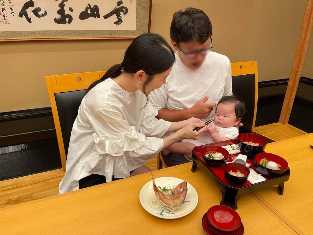 田中響子さんのインスタグラム写真 - (田中響子Instagram)「＼100日祝い・お食い初め／  娘が生後100日の頃、 ホテル雅叙園東京の渡風亭さんで お食い初めを行いました。  息子は芝のとうふうかいさんで行ったので 今回は雅叙園にしてみましたが 渡風亭さんもすごく良かったです。  お料理が美味しいのはもちろん、 お願いしなくとも女将さんが たくさんお写真撮ってくださったり、 最後にはプリントアウトしたものを プレゼントしてくださったり。 サービスがホテルクオリティでした！  娘はあずあずと優花ちゃんに 出産祝いにいただいたお洋服を着たよ！ かわいい…ありがとう🐻‍❄️♡  桔朋ちゃん、 健康に産まれてきてくれてありがとう！ 一生食べものに困りませんように。 これからも健やかに育ってね。」11月1日 17時05分 - coco.golf