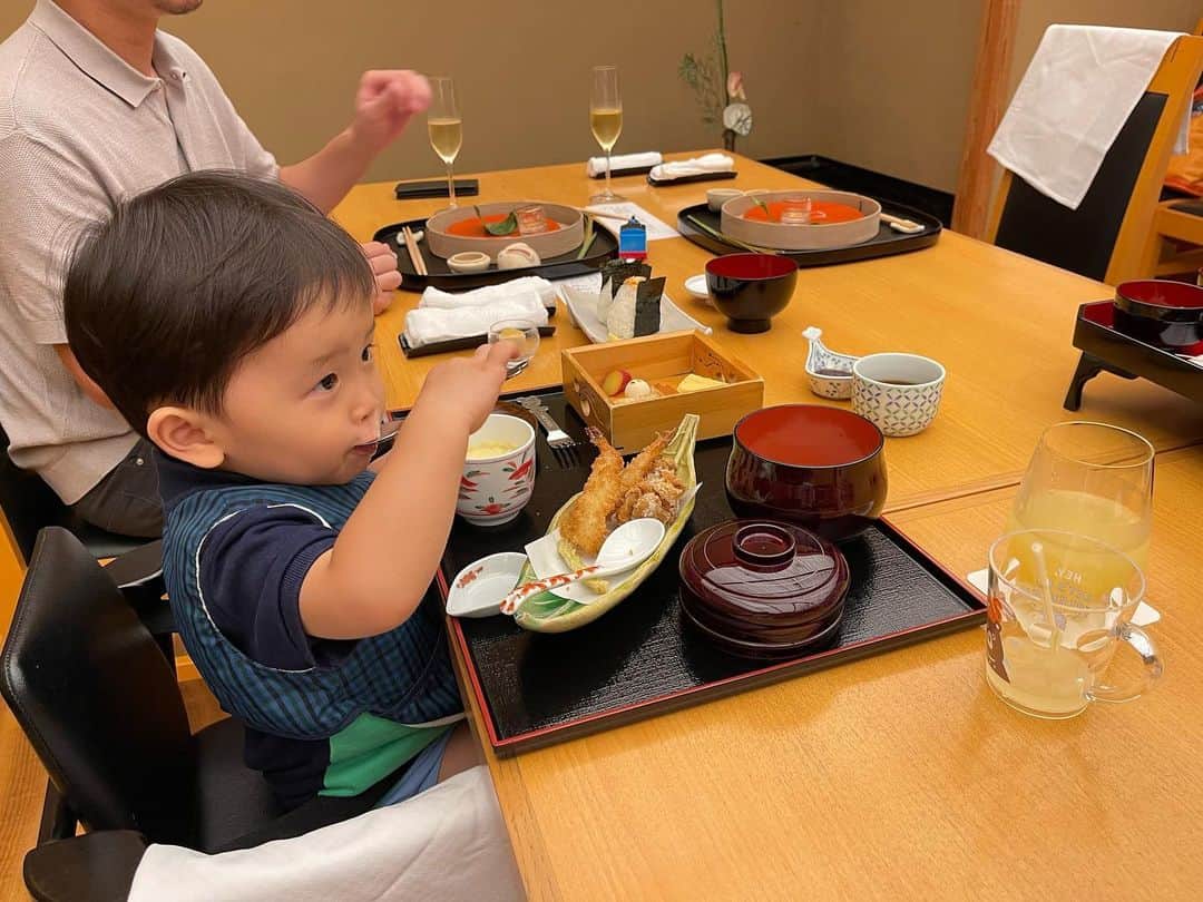 田中響子さんのインスタグラム写真 - (田中響子Instagram)「＼100日祝い・お食い初め／  娘が生後100日の頃、 ホテル雅叙園東京の渡風亭さんで お食い初めを行いました。  息子は芝のとうふうかいさんで行ったので 今回は雅叙園にしてみましたが 渡風亭さんもすごく良かったです。  お料理が美味しいのはもちろん、 お願いしなくとも女将さんが たくさんお写真撮ってくださったり、 最後にはプリントアウトしたものを プレゼントしてくださったり。 サービスがホテルクオリティでした！  娘はあずあずと優花ちゃんに 出産祝いにいただいたお洋服を着たよ！ かわいい…ありがとう🐻‍❄️♡  桔朋ちゃん、 健康に産まれてきてくれてありがとう！ 一生食べものに困りませんように。 これからも健やかに育ってね。」11月1日 17時05分 - coco.golf