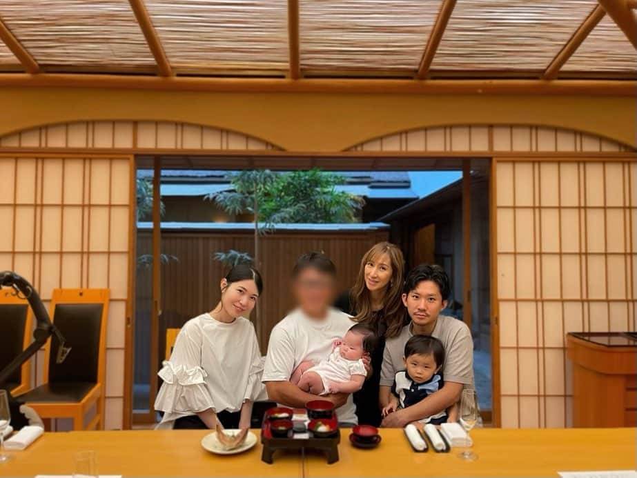 田中響子のインスタグラム：「＼100日祝い・お食い初め／  娘が生後100日の頃、 ホテル雅叙園東京の渡風亭さんで お食い初めを行いました。  息子は芝のとうふうかいさんで行ったので 今回は雅叙園にしてみましたが 渡風亭さんもすごく良かったです。  お料理が美味しいのはもちろん、 お願いしなくとも女将さんが たくさんお写真撮ってくださったり、 最後にはプリントアウトしたものを プレゼントしてくださったり。 サービスがホテルクオリティでした！  娘はあずあずと優花ちゃんに 出産祝いにいただいたお洋服を着たよ！ かわいい…ありがとう🐻‍❄️♡  桔朋ちゃん、 健康に産まれてきてくれてありがとう！ 一生食べものに困りませんように。 これからも健やかに育ってね。」