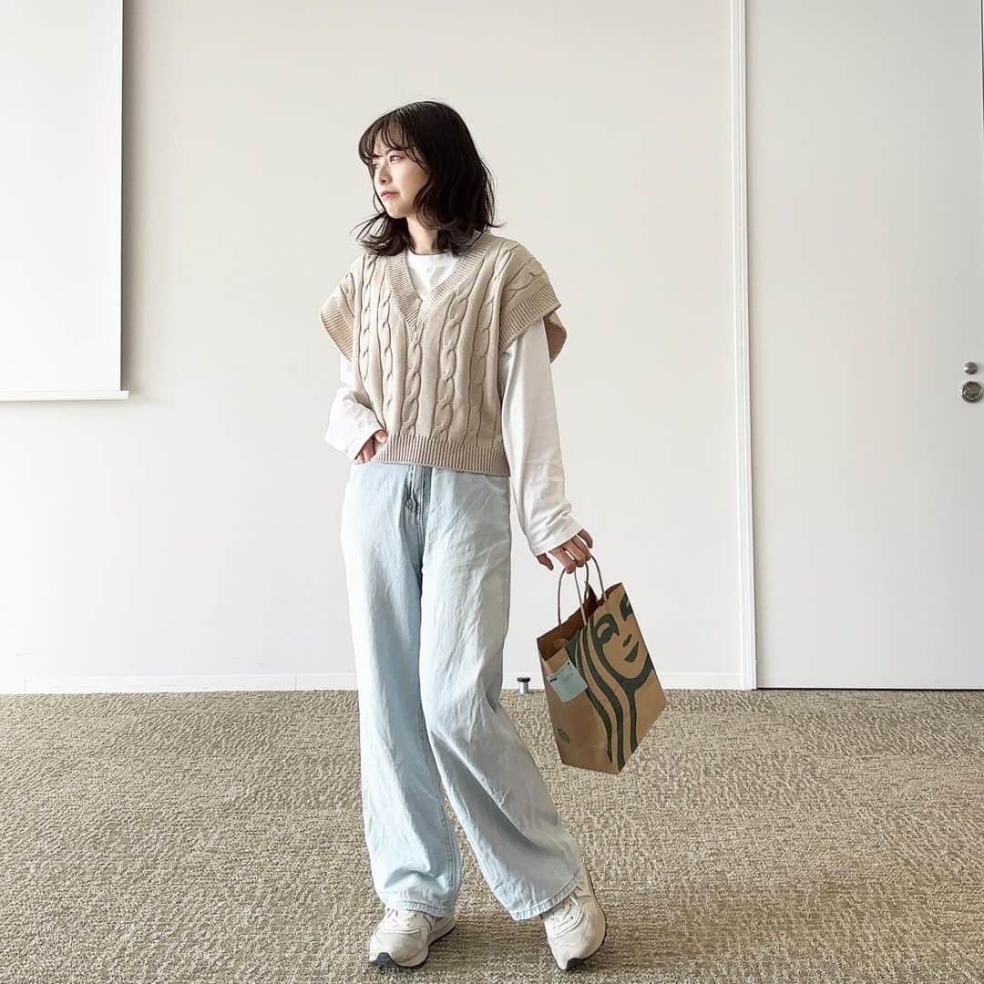 酒井蘭のインスタグラム：「inner @gu_for_all_  vest&denim @dholic_official  shoes @newbalance  ------------------------------ 最近の天候だとこのくらいが朝晩でも 寒くなくてちょうどいい気がする… 23℃くらいの雨じゃない日☀️」