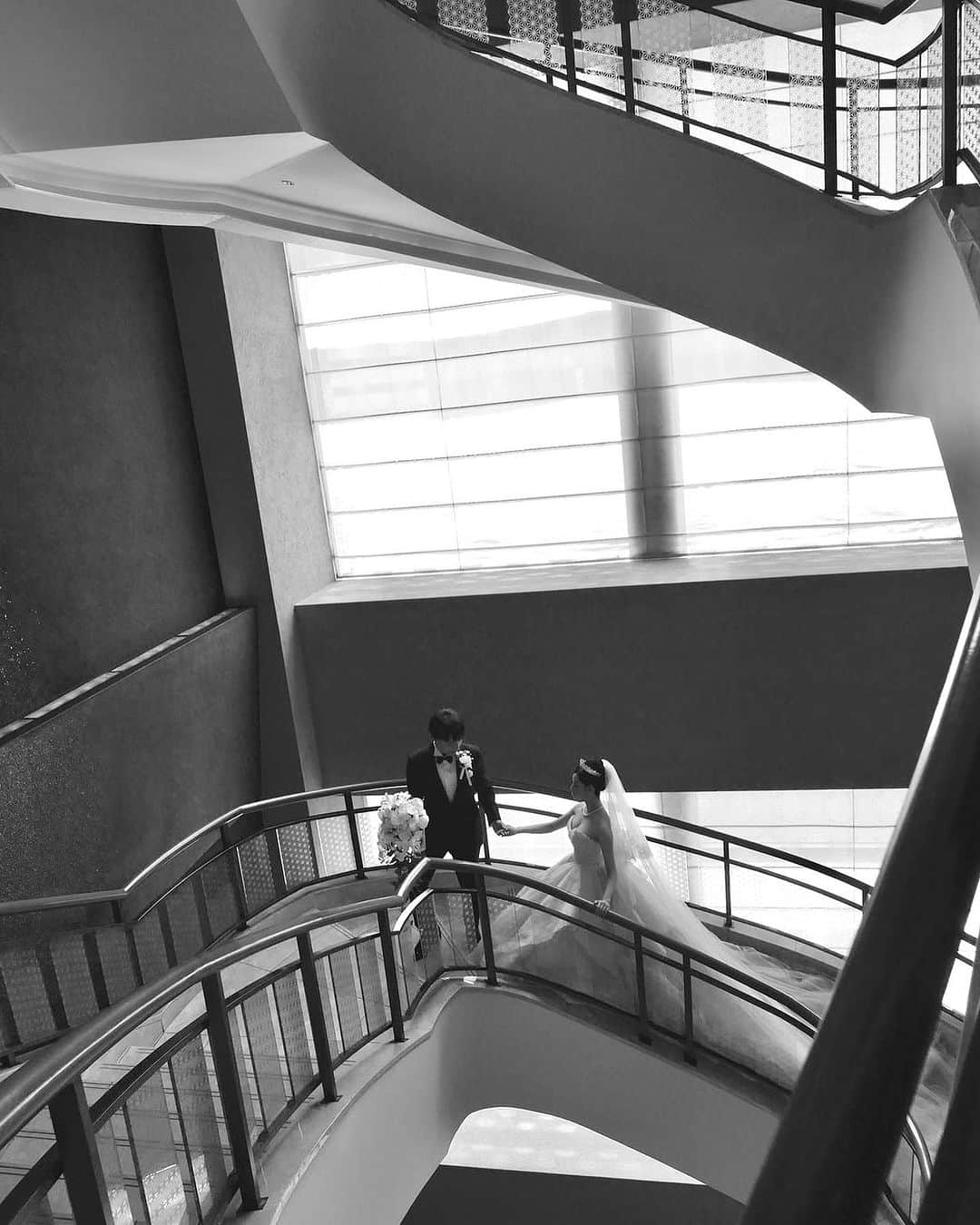 The Peninsula Tokyo/ザ・ペニンシュラ東京さんのインスタグラム写真 - (The Peninsula Tokyo/ザ・ペニンシュラ東京Instagram)「フォトジェニックスポット、螺旋階段でのウェディングフォト👰。 @dr.nozomi 素敵なお写真をシェアしてくださりありがとうございました♪  #weddingwednesday」11月1日 17時17分 - thepeninsulatokyo