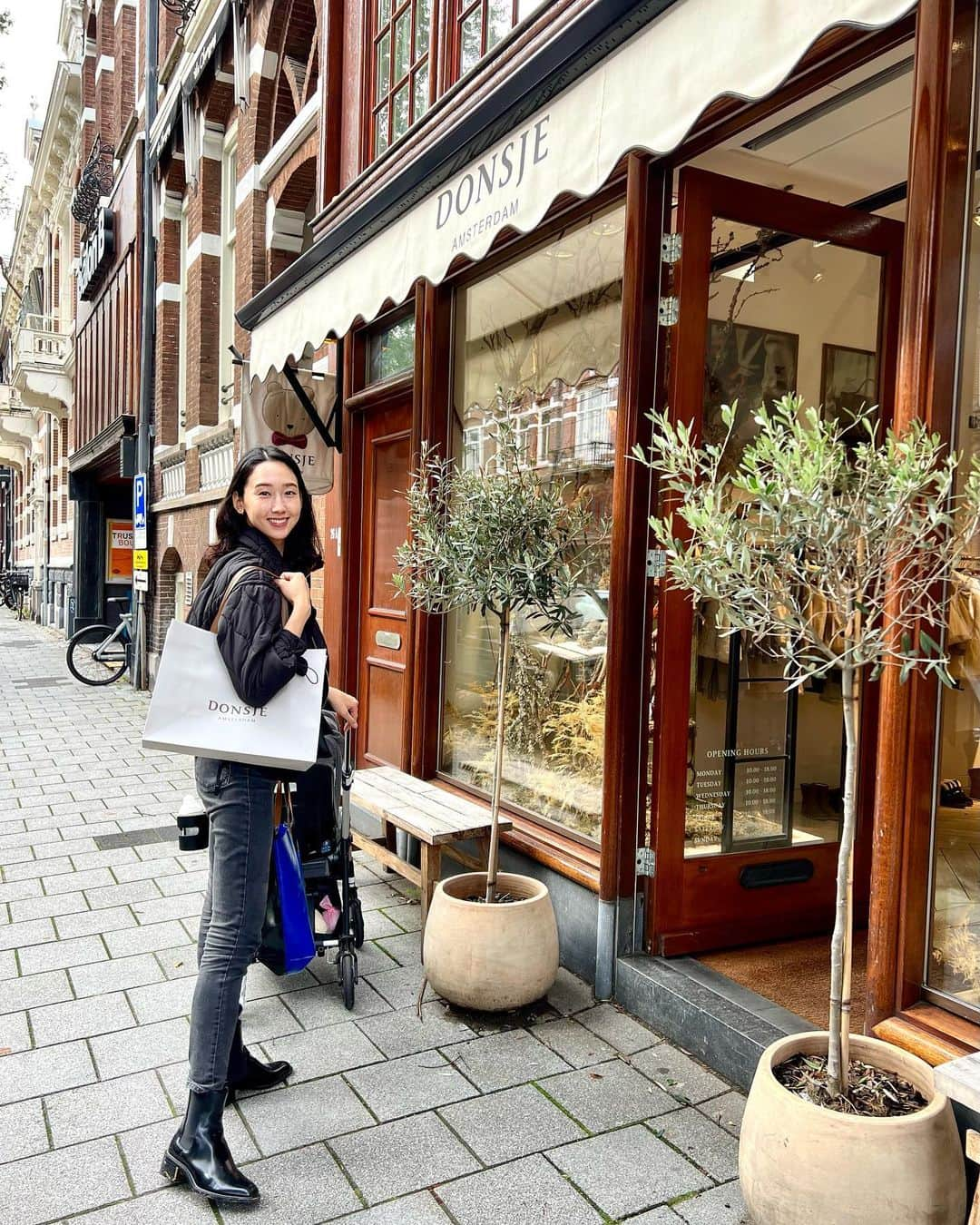 松原汐織のインスタグラム：「I went to @donsjeamsterdam ‘s flagship store in Amsterdam👶🏻💕There are many lovely babies and children’s clothes.  I wanted to buy the whole shop, but just got a jacket first. I collect a lot of clothes for my daughter, even though she is growing up so fast😂 I’ll introduce cute baby clothes shops in Europe. Check it out❣️ ・ ・ de Bijenkorf(オランダ唯一の百貨店)で見つけて、あまりの可愛さに目がハートになったDonsje😍 オランダ人のママ友もDonsjeは散財して危険！と言っていて、人気が高いアムステルダム発の子供服ブランド🇳🇱  旗艦店に行ってきたのですが、それはそれは可愛い世界観に大興奮！！日本人ベビーには着こなすのが難しい色味のものもありますが、女の子のものも男の子のものもどちらも最っ高にお洒落で可愛いんです♡ 直ぐに大きくなってしまうし身体は一つしかないんだから…と言い聞かせて、とりあえずコートだけゲット😂  ロンドンにいた時もイギリスの子供服ブランドのあまりの可愛さにやられてしまっていましたが、アムステルダムでも可愛いブランドが早々に見つけられて嬉しい〜🥰  またヨーロッパ子供服、紹介させてください♡ ・ ・ ー #baby #babygirl #8monthsold #mumofagirl #lovemyfam #netherlands #amsterdam  #donsjeamsterdam #donsje #babyclothes #babyclothing  #オランダ #オランダ生活 #アムステルダム #アムステルダム生活 #アムステルダム子育て #オランダ子育て #子連れアムステルダム  #ベビー服 #子供服 #ベビー服女の子  #ヨーロッパ在住 #ヨーロッパ子育て #海外出産 #海外子育て #海外子育てママ #令和5年ベビー #女の子ママ  #shioriinNetherlands2023」