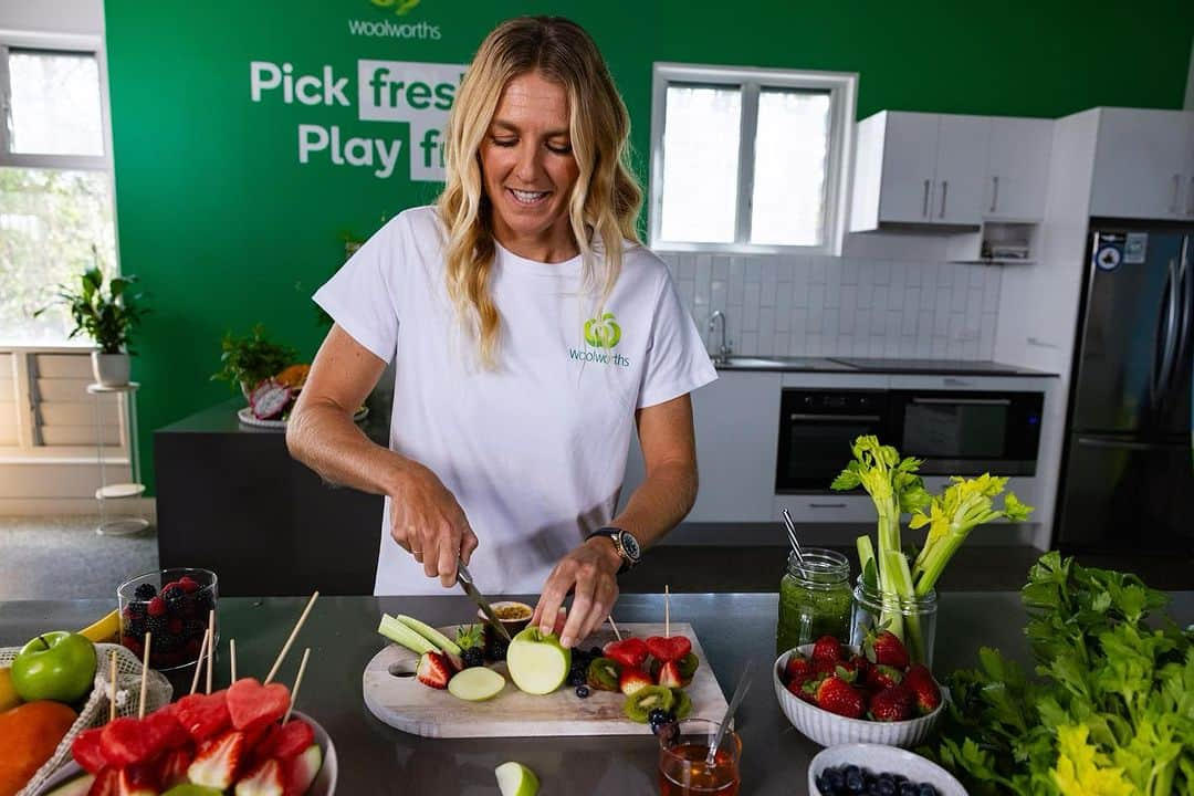 ステファニー・ギルモアのインスタグラム：「When you know how to pick the freshest fruit and veg, you'll be smiling with every bite. That's why Surfing Australia and Woolworths are partnering up to show groms and parents how to pick fresh through fun quizzes and games. They're even giving away prizes just for taking part, like a surf camp, surfboards, Woolworths Gift cards and some one-on-one time with me! Head to the Woolworths Pick Fresh play Fresh hub to get started. @woolworths_au @surfgroms_ @surfingaus 🍏🍌🍓 #PickFreshPlayFresh #Woolworths #WoolworthsSurfGroms」