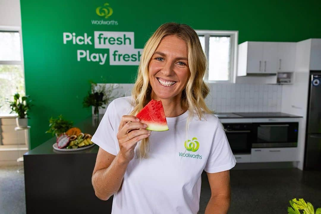 ステファニー・ギルモアさんのインスタグラム写真 - (ステファニー・ギルモアInstagram)「When you know how to pick the freshest fruit and veg, you'll be smiling with every bite. That's why Surfing Australia and Woolworths are partnering up to show groms and parents how to pick fresh through fun quizzes and games. They're even giving away prizes just for taking part, like a surf camp, surfboards, Woolworths Gift cards and some one-on-one time with me! Head to the Woolworths Pick Fresh play Fresh hub to get started. @woolworths_au @surfgroms_ @surfingaus 🍏🍌🍓 #PickFreshPlayFresh #Woolworths #WoolworthsSurfGroms」11月1日 17時17分 - stephaniegilmore