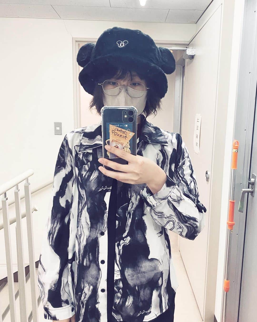 久代梨奈さんのインスタグラム写真 - (久代梨奈Instagram)「弟に借りた帽子🐾  耳付きの帽子可愛いなあ ハマりそう🐱🐭🐰🐻  #ディズニーグッズ #ミッキー  大きめの帽子に前髪にメガネにマスク顔見えてないぢゃん」11月1日 17時09分 - rina.kushiro_official