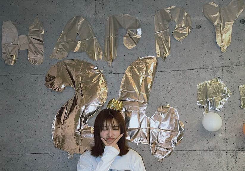 吉川愛のインスタグラム：「☺︎ たくさんお祝いしてくれた 幸せすぎたあ #Happy24  wwww」