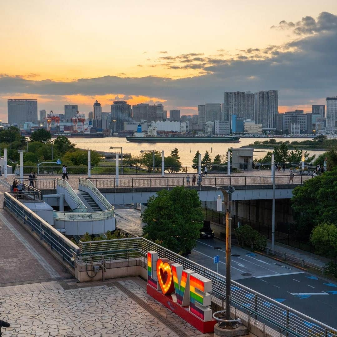 アクアシティお台場/AQUA CiTY ODAIBAのインスタグラム：「. 【お台場景色🗽】  秋の夕日に染まる、お台場の風景をお届け🌇 幻想的な夕暮れでした✨  #秋 #夕焼け小焼け #自由の女神 #レインボーブリッジ #青空 #お台場景色 #お台場観光 #海 #お台場デート #景色好きな人と繋がりたい #景色好きと繋がりたい #自由の女神像 #海好きな人と繋がりたい #風景写真部 #風景写真好き #odaiba #odaibatrip #odaibatravel #japantrip #tokyotrip #tokyotravel #japantravel #visittokyo #일본여행 #도쿄여행 #アクアシティ #アクアシティお台場 #お台場 #東京 #tokyo」