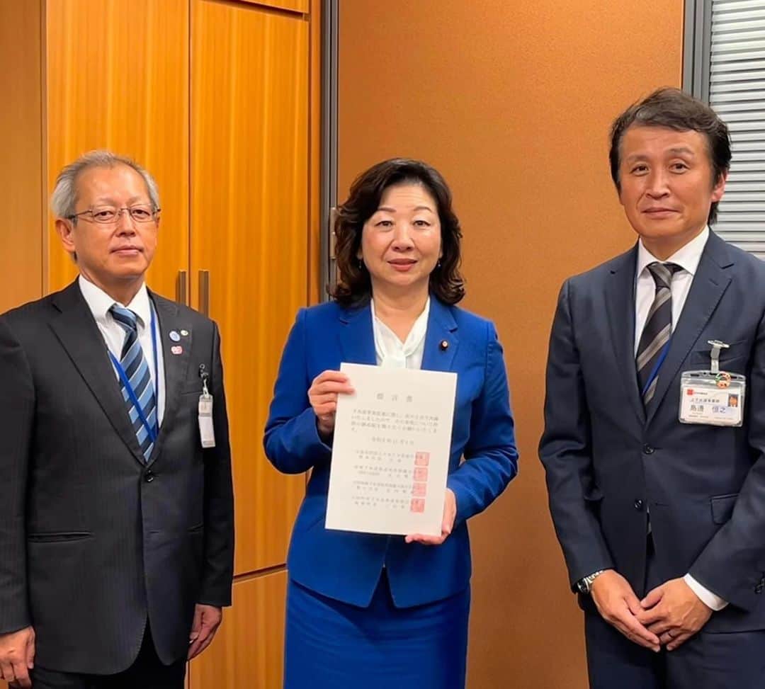 のインスタグラム：「「下水道事業促進全国大会」にあたり、岐阜県大垣市　菊池秀之副市長、岐阜市　島邊恒之上下水道事業部長から提言書をいただきました。  #野田聖子」