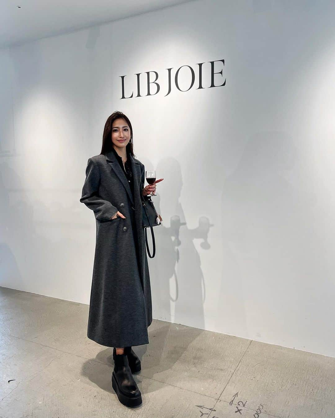 雨宮みずきさんのインスタグラム写真 - (雨宮みずきInstagram)「@libjoie 展示会🤍  グレーロングコートの 長さといいシルエットといいドンピシャ🤍 白のカーディガンとニットワンピ届くの楽しみ🖤  指のピーーンっが気になる🤣🍷笑  #libjoie #リブジョア」11月1日 17時13分 - ammymzk0926