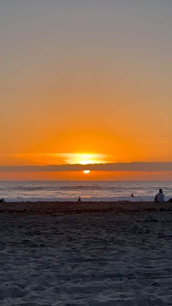 並木万里菜のインスタグラム：「Golden hour 🌇  ロサンゼルスのニューポートビーチで見た夕日が 時を忘れるほどとても美しかった。 人も自然も共存する街だったなぁ  #la #losangeles #newportbeach #blackies #surfcity  #sunset」