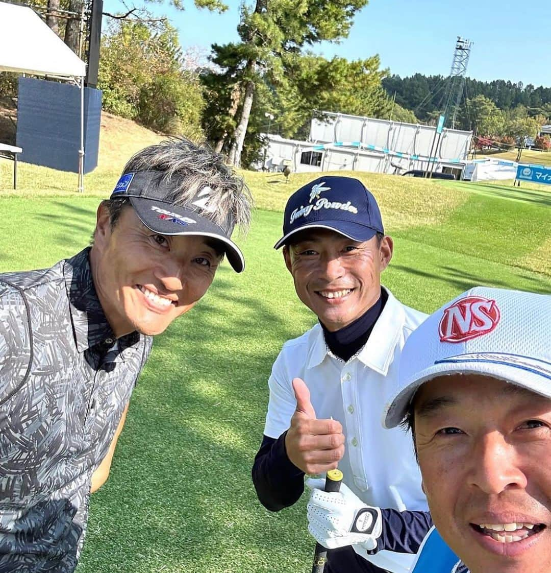 桧山進次郎さんのインスタグラム写真 - (桧山進次郎Instagram)「プロアマに参加‼️  明日から始まるマイナビABCチャンピオンシップトーナメント。  今回は宮本勝昌プロと一緒にラウンドさせて頂きました‼️  ただ今.絶不調の私にみっちりレッスン。そのお陰で後半は良くなってバッチリ👍  今週は昼はゴルフ観戦。夜は日本シリーズ観戦。忙しいぞっと‼️  最終18h.パー5 2オンしてからの長いイーグルパット。 梅原キャディーにしっかりラインを読んで頂いてと😁 #マイナビabcチャンピオンシップ  #宮本勝昌プロ  #梅原敦キャディ  #マイナビ  #abc  #朝日放送テレビ  #桧山進次郎」11月1日 17時14分 - hihihihi_yan