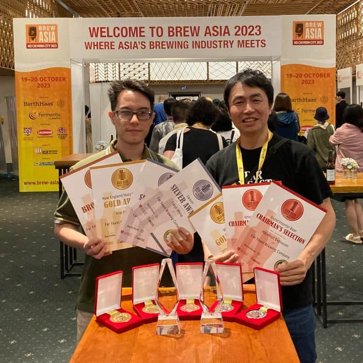 FAR YEAST BREWINGさんのインスタグラム写真 - (FAR YEAST BREWINGInstagram)「＜改めてAsia Beer Championship2023受賞のお知らせ🏆＞  先日速報でお伝えさせていただいた、Asia Beer Championship2023受賞プロダクトについてのお知らせです。  2023年10月20日（金）にベトナム・ホーチミンにて表彰式が行われた「Asia Beer Championship 2023」で、当ブルワリーから5部門・7製品が受賞いたしました。  -------------------------------------- 【New England / Hazy IPA部門】 🥇Far Yeast Hop Frontier -Juicy IPA- 及び 🥳「Champion IPA of ASIA」選出🥳  【Wild Specialty Beer部門】 🥇Off Trail Kreik in the Barrel 2023 🥈Off Trail Mended with Spice 🥉Off Trail Upstream 🥳コンペティション史上初、1部門を全て同ブルワリーが受賞🥳  【Saison部門】 🥈Far Yeast 東京ホワイト  【American IPA 部門(ABV over 5.5%)】 🏆Chairman’s Selection Far Yeast Trigger Chapter.2  【Experimental Beer 部門】 🏆Chairman’s Selection Far Yeast Hazelnut Explosion --------------------------------------  最終的に、Far Yeast Brewingは栄えある「Country Champion of Japan」に選出されました。  本コンペティションで最も出品が多いIPAカテゴリーでChampionの称号を得たこと、また当社ならではの挑戦的なブランド「Off Trail」の快挙は、源流醸造所操業6年目にして初めてのこと。  他部門での受賞も併せて美味しさ・品質共に評価いただいたことを大変光栄に思います。  今後日本国内だけでなく、盛り上がりを見せるアジアのクラフトビールシーンでも存在感を増すべく邁進してまいります！！  #faryeastbrewing #faryeast #fyb #craftbeer #japaneasrcraftbeer #offtrail #微生物ビール #barrelagedbeer #barrelaged #kosuge #小菅村 #yamanashi」11月1日 17時15分 - faryeastbrewing