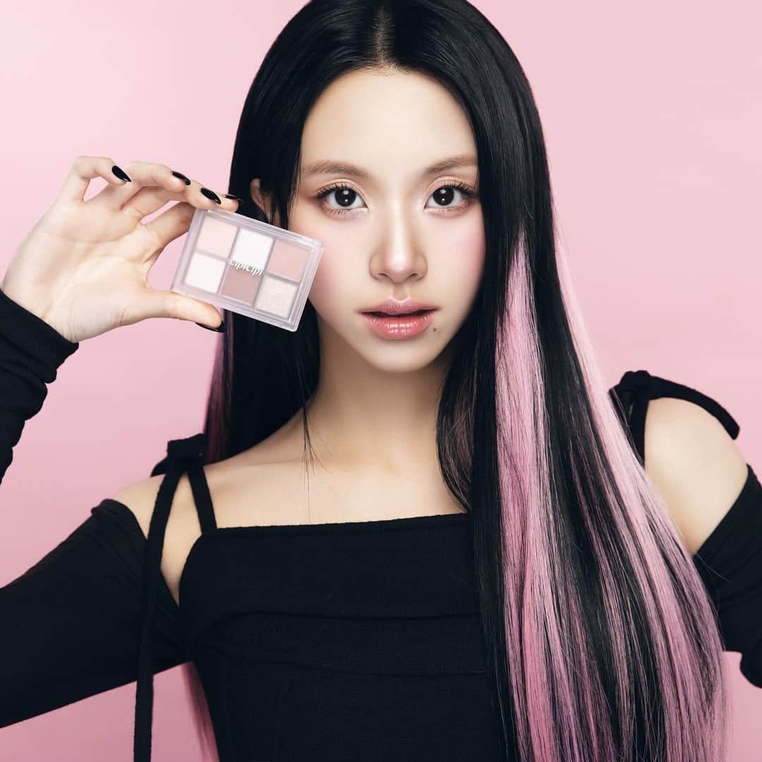 ふくれなのインスタグラム：「BIG NEWS！！！！！  NEW CipiCipi ブランドミューズに TWICE チェヨンさん(@chaeyo.0)が就任しました✨✨✨  大好きなTWICEチェヨンさん うれしすぎて泣ける😭😭😭  もっともっとCipiCipiの魅力をお届けできるように より一層がんばります☺  11/20には新商品を発売するよ！  今日11/1からアットコスメオーサカでは CipiCipiのPOPUPを開催します🐶 アットコスメオーサカでは一足早く新商品が発売されるのと チェヨンさんのトレカキャンペーンをやっているので くわしくはCipiCipiの投稿確認してね♡  ------------------------------------------------------- 11/1　アットコスメオーサカ先行発売 11/20 全国のバラエティショップにて発売 11/20 12:00　CipiCipiのオンラインショップにて発売  ☑ムードカラーアイズ 02 デート ￥2,750(tax in)  ☑下まつげライナー 01　じまつげブラウン / 02　あかぬけブラウン ￥1,100(tax in)  ☑ポイントコンシーラー いちごみるく ￥1,100(tax in)  ブランド初期からあるシークレットキワミライナー、リニューアルするよ！ ☑シークレットキワミライナー S 01　シャドウブラウン / 02　シャドウピンク ￥1,100(tax in)  みんなから再販希望のDMたくさんもらってたので、数量限定で発売します✨ ☑リッププランパー　ピリカラ ￥1,320(tax in)  12/1全国発売の限定グリッター102もアットコスメオーサカでは いち早く並ぶよ！ 色はお楽しみに！！ ---------------------------------------------------------- ぜひアットコスメオーサカ行ってみてね！！」