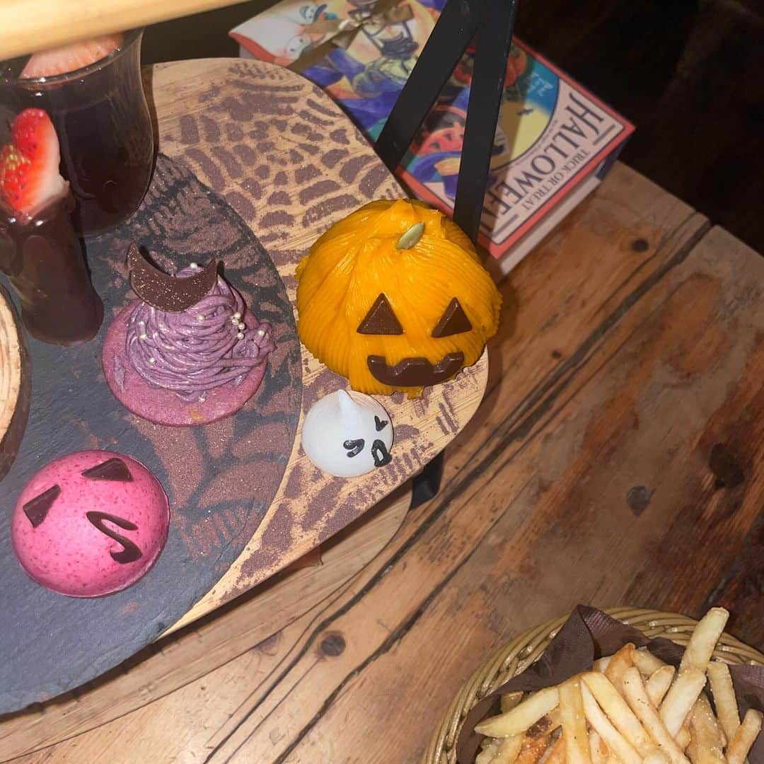 神成藍子さんのインスタグラム写真 - (神成藍子Instagram)「アクイーユのハロウィンアフタヌーンティー🎃💜めちゃくちゃ可愛かった🥹💗💗💗 カボチャのモンブランみたいなシュークリームが1番お気に入り♪( ◜ω◝و(و "  #ハロウィン #Halloween #アフヌン #アクイーユ」11月1日 17時15分 - kanna_nijimura