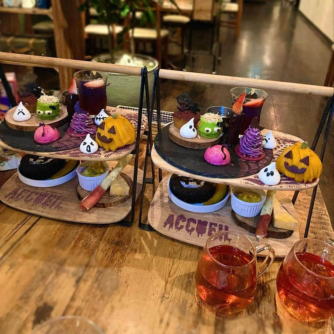 神成藍子のインスタグラム：「アクイーユのハロウィンアフタヌーンティー🎃💜めちゃくちゃ可愛かった🥹💗💗💗 カボチャのモンブランみたいなシュークリームが1番お気に入り♪( ◜ω◝و(و "  #ハロウィン #Halloween #アフヌン #アクイーユ」