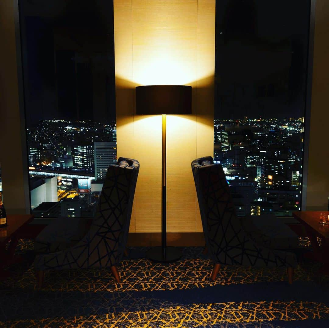 THE WESTIN SENDAI｜ウェスティンホテル仙台さんのインスタグラム写真 - (THE WESTIN SENDAI｜ウェスティンホテル仙台Instagram)「2023年12月22日(金)～12月25日(月)の期間、煌びやかなクリスマスの市街地を望む26階のラウンジ&バー ホライゾンにて、クリスマスハイティー「SILENT NIGHT(サイレント ナイト) 2023」を発売いたします。 イルミネーション輝く賑やかな街を眺めながら、ゆっくりと語らい合うことのできるクリスマス限定のハイティー。シャンパンやワインをはじめ、バーテンダーが作りだすカクテルなどを心ゆくまで楽しめるフリーフローとともに、クリスマスカラーで華やかに彩られた品々をお楽しみいただけます。 洗練されたラウンジのソファーに身を委ね、聖夜のハイティーとともに大切な方とのひとときをお楽しみください。  #ウェスティン #仙台 #ウェスティンホテル仙台 #ウェスティン仙台 #ラウンジ #バー #ホライゾン #仙台バー #仙台ディナー #仙台グルメ #仙台ディナー巡り #クリスマス #クリスマスディナー #仙台クリスマス #クリスマスコース #ハイティー #仙台夜景 #仙台牛 #フリーフロー #westin #sendai #westinsendai #horizon #bar #sendaibar #christmas #christmasdinner #christmastime #nightview #champagne」11月1日 17時25分 - westinsendai