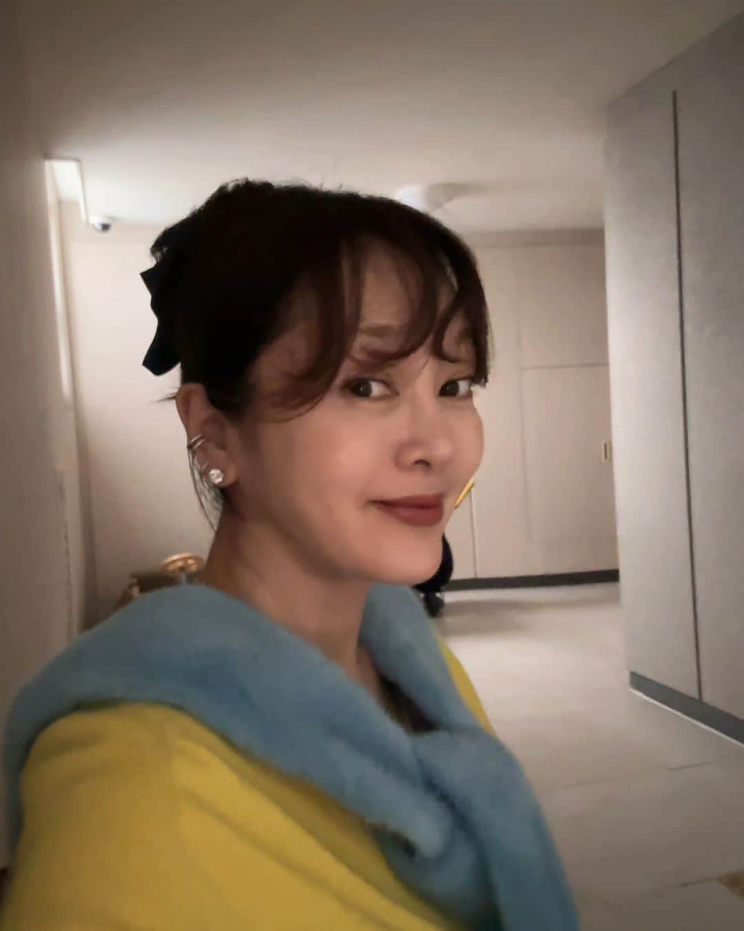 イ・スンヨンのインスタグラム：「하루종일 찌뿌뜨뜨트하네요  우리 바스틀리팩 효과가 어마어마해요  계속 반딱반딱 광이나요  담주 준비된 잔디 뽀글이백 아이보리 진짜 솜사탕처럼 예쁘네요~~♡♡♡  부지런히 미팅하고 학교갑니다아아~~♡♡♡  #바스틀리 #빼빠팩 #우리만아는엄청난팩 #드디어잔디뽀글이 #아이보리스카이블루테디베어 #넘넘이뻐요 #두근두근콩닥콩닥 💜💜💜」