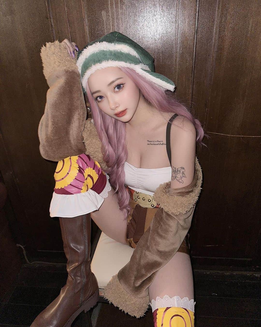 のインスタグラム：「Happy Halloween🎃👻  今年は、ジュエリーボニーのコスプレをしました🩷 人生初のキャラコスプレ🥺どうかなあ？？ とにかくめちゃくちゃ楽しかった😎 来年は何になろうかな🫣🩷🩷」
