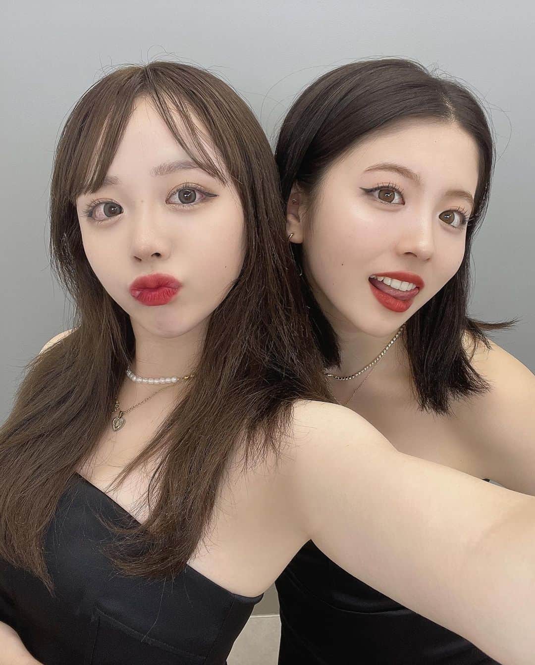 蘂のインスタグラム：「まいかと会う時毎回オソロコーデしてて可愛い🩷🩷🩷  そして先月、@une_fleur_mari さんに 『ウォーターピーリング&角栓毛穴洗浄&カーボキシーパック』 のコースをやって頂きました💫💫  まだ1回目なので大きな変化は感じてないけど、施術後の肌がプルプル モチモチだったのはかなり実感しましたまじ感動( Ꙭ)‼︎︎︎︎  11月もまたメンテナンス来てくださいって言ってくださったので お言葉に甘えて行く(ง ˙ω˙)วよろしくお願いします🥹🩷  （1枚目加工ありb612、2枚目iPhoneカメラ撮影）」