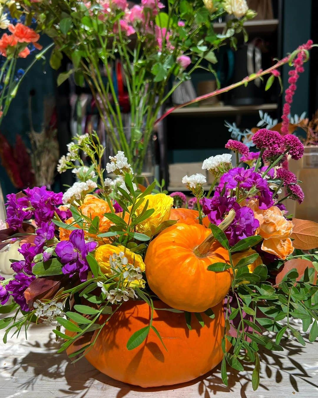 Zhenya Katavaさんのインスタグラム写真 - (Zhenya KatavaInstagram)「Что-то про женскую энергию и красоту. 🎃💐」11月1日 17時22分 - zhenyakatava