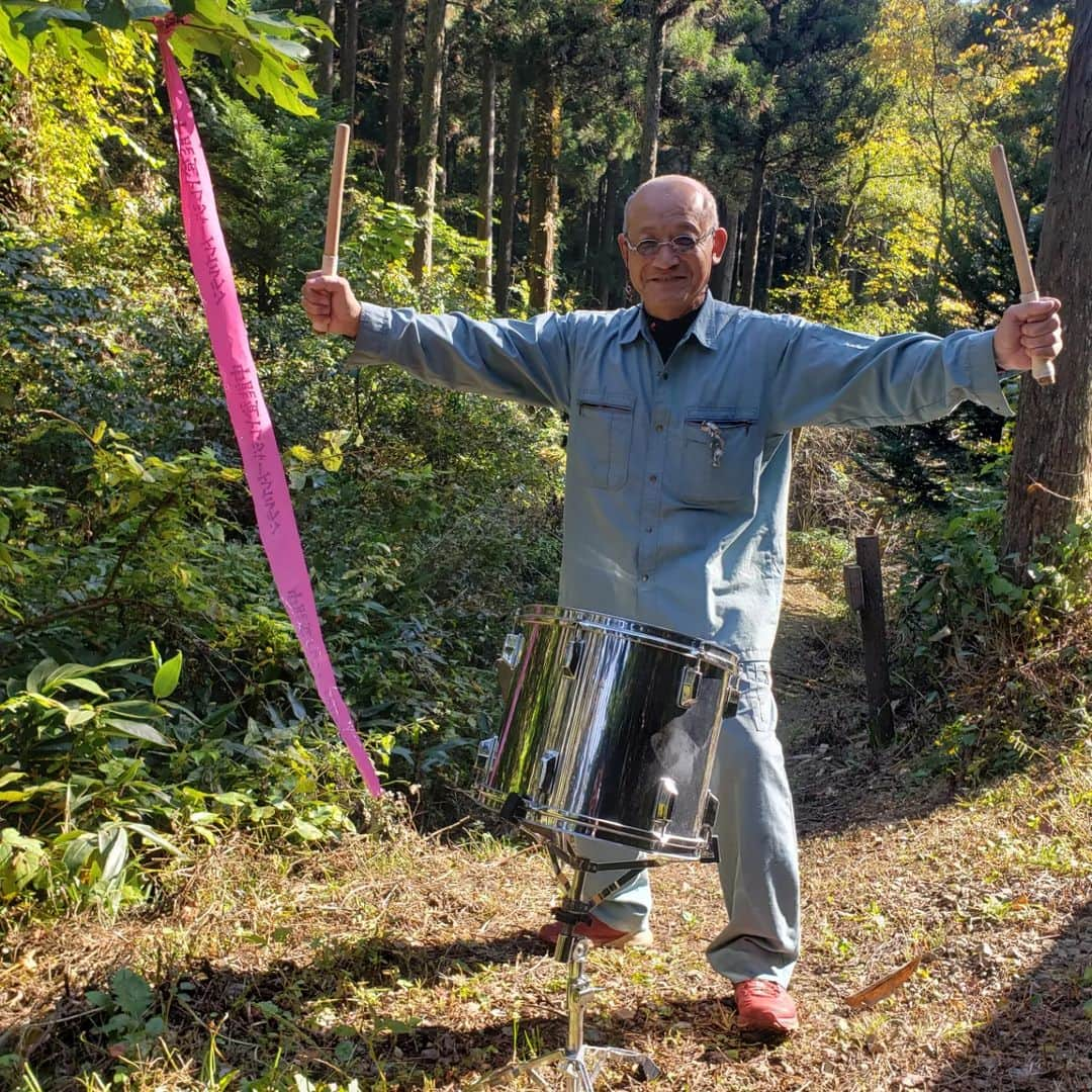 鏑木毅のインスタグラム：「本日も早朝から 山に入っています。 絶対誰もいないはずの 奥山にて 聞こえるはずのないドラムの音が、❓と思い 恐る恐る トレイル を進むと 実行委員の斉藤さんが 一人で 演奏をしていました。 なんと プロデューサーの私に 大会当日の応援で 選手を力づけるために 山の中で このドラムを叩いていいのか 確認を取るために 山中でわざわざ私を待ちながら 演奏をしていたとのことです。 ただただ私に確認を取るため この重い楽器を 持ち運び 寂しい山の中で待っている 斉藤さん、 本当に素敵に思いました。 決して 有名な観光地や山が有るわけではありませんが、この中能登トレジャートレイルランは こうした熱心で情熱的な 人たちに支えられて 10年目を迎えることになりました。 #中能登トレイル #中能登トレジャートレイルラン #中能登町 #トレイルランニング #トレイルランニング好きな人と繋がりたい #トレイルランニングレース #トレイルランニング好きな人と繋がりたい #鏑木毅」