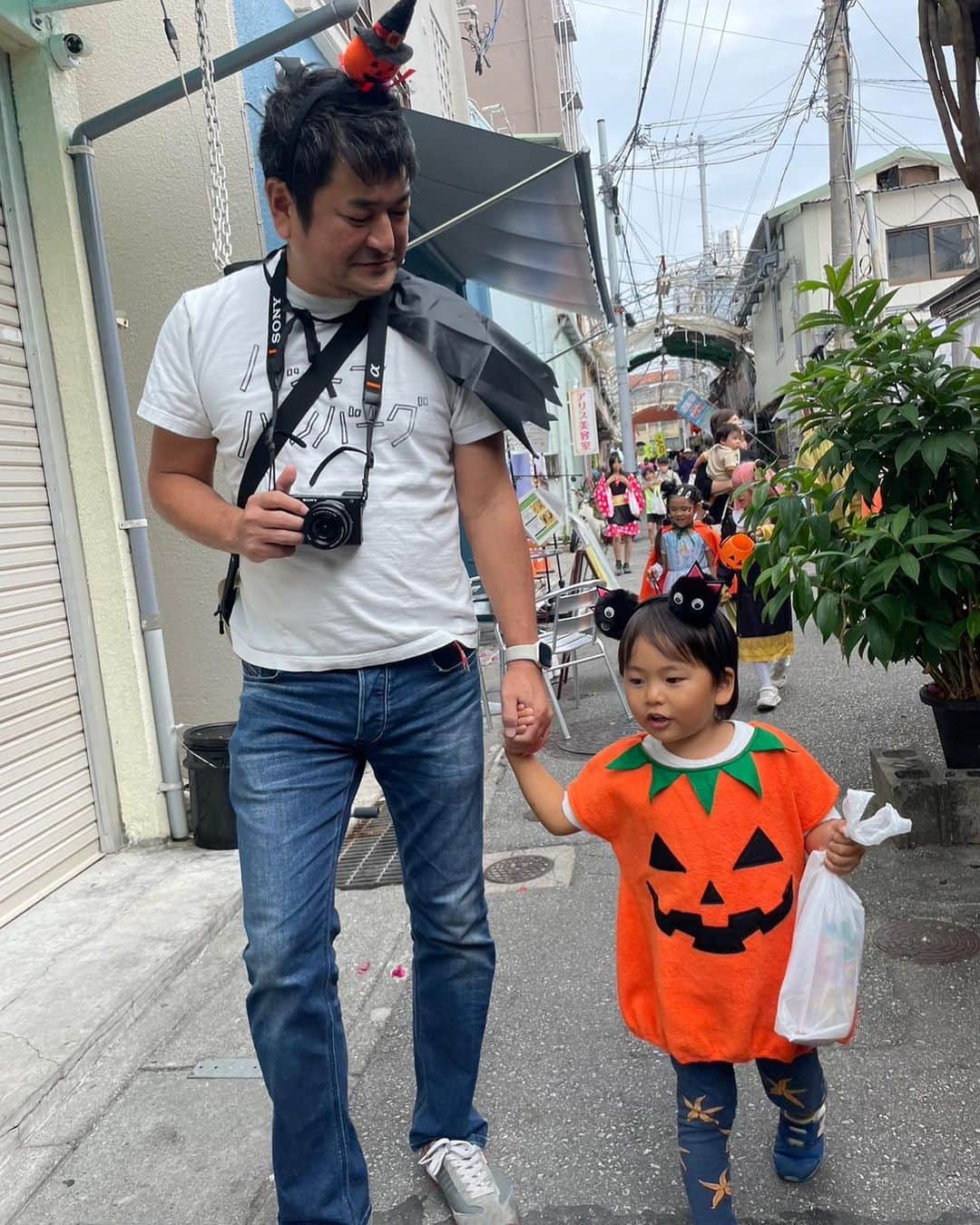 キャンヒロユキのインスタグラム：「土曜日のひーぷーホップ前に、ワラバーと、栄町にハロウィン行きました。 恥ずかしくてトリックオアトリートが言えない、とのことだったので、相談してワタクシが「トリックオアトリー」、ワラバーが「ト」を言うという分業してなんとかこなしました。  最後は進んで「トリックオアトリート」言うてました。  子どもたちにとってとても楽しいイベントですねー。」