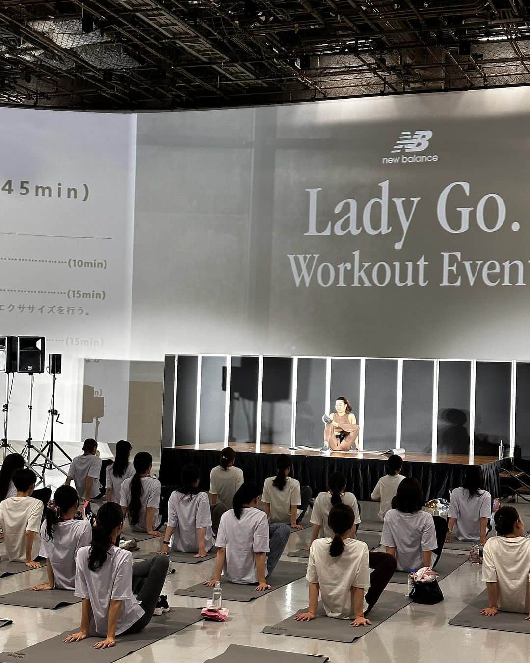 Chiharuさんのインスタグラム写真 - (ChiharuInstagram)「#NEWBALANCE Lady Go. ワークアウトイベント🏋️❤️ご参加された皆さまお疲れ様でございました✨  ニューバランスのキービジュアルを担当されている @hana_matsushima_official さん @aya_fitness さん というお素敵すぎるお二人のイベントで、、🥹✨ 一部の初心者向けワークアウトの講師を務めさせていただきました🙇‍♂️  ご参加された皆さま、 本日お尻が筋肉痛かな？？🤣 私も張り切りすぎたのか今日めちゃくちゃ筋肉痛が、、💦 45分という短い時間でしたが、 姿勢改善エクササイズ、ヒップアップエクササイズの 何かしらのヒントを持ち帰って頂けてましたら幸いです✨  とにかく とっても素敵なイベントでした✨ ニューバランスますます好きになりました😍  . . さてさて、 怒涛の10月も終わり11月🍁 身体も休み休み また一歩づつ進んでいこう🐥❤️  #ニューバランス  #NEWBALANCE #ワークアウトイベント #ニューバランス女子」11月1日 17時25分 - chiharu.fit