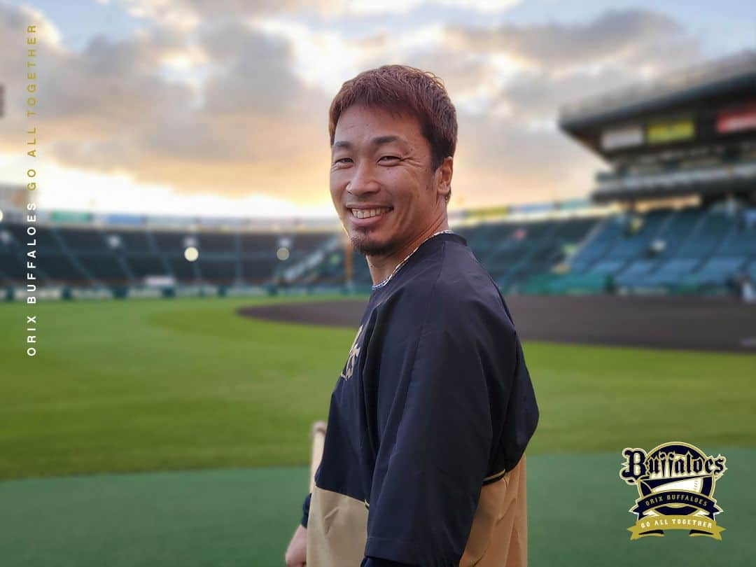 オリックス・バファローズさんのインスタグラム写真 - (オリックス・バファローズInstagram)「#SMBC日本シリーズ2023 #甲子園 #安達了一 #あだちさーん #こっち向いてよ安達さん #あだっちスマイル #やるやつはやったれ  #全員で勝つ！！ #全員で頂点へ #Bs2023 #buffaloes #baseball #ORIX #プロ野球」11月1日 17時30分 - orix_buffaloes